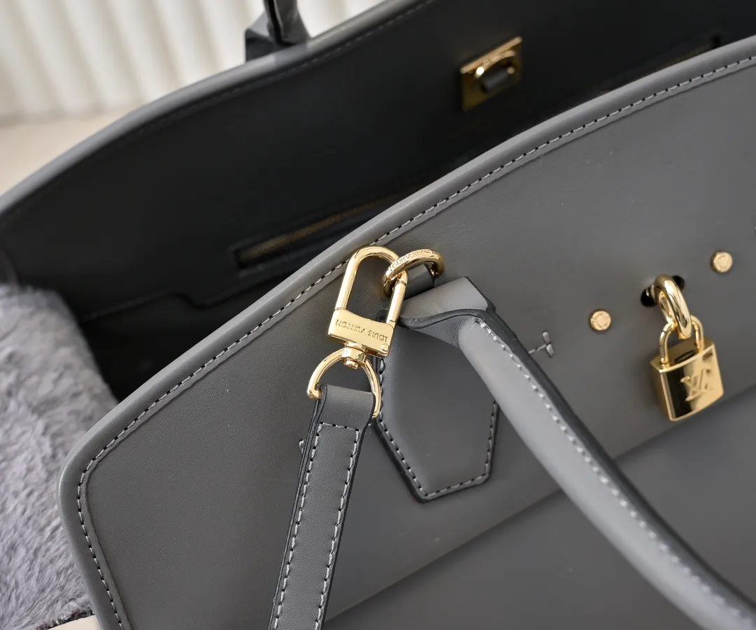 Batch 💰Small 380 💰Large 200 Furry M12005 M12556 M12337 This large City Steamer handbag draws inspiration from the design of luggage built for cruise ships in 1901, making its eye-catching appearance at the 2024 autumn and winter ready-to-wear show. Grained Millesime leather and shearling leather trims add seasonal flair, an embossed padlock and hot-stamped LV Circle logo add a modern twist, and a removable Monogram storage bag makes it easy to store valuables. Size: large size 35x42x21cm, small size 30x36x17