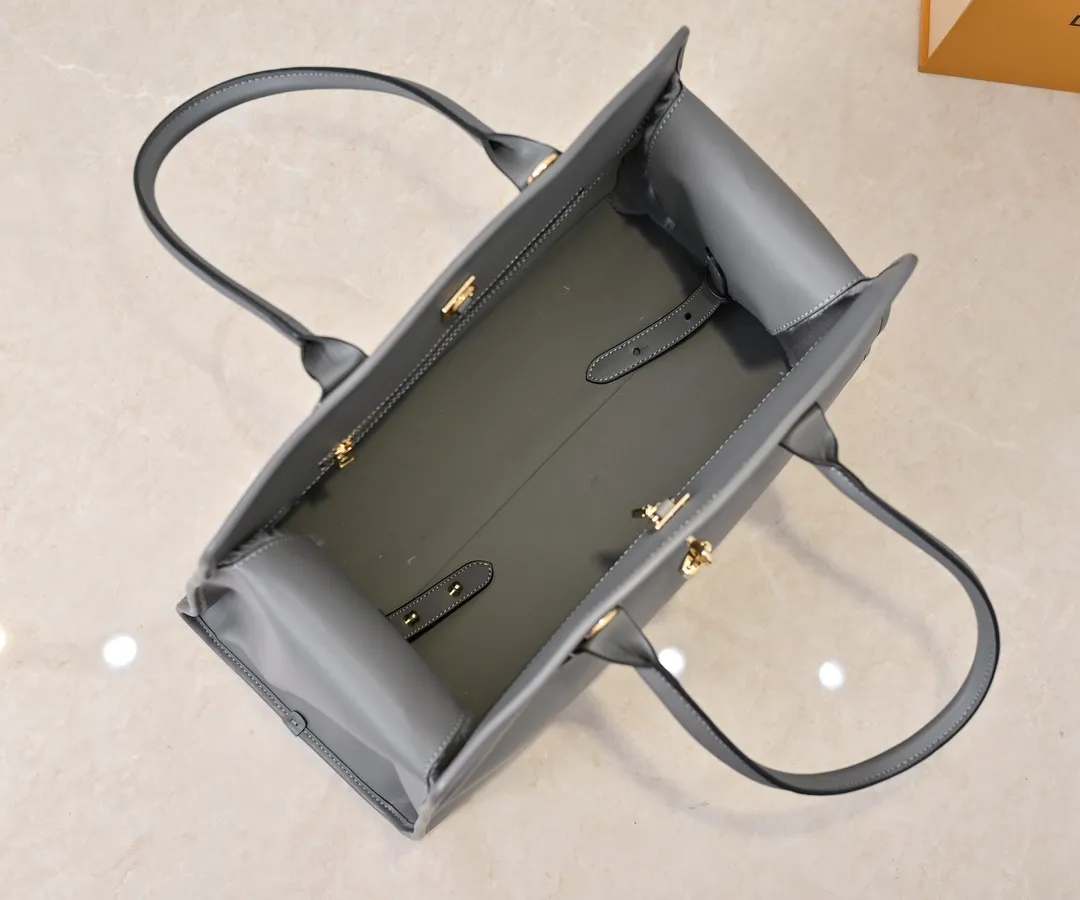 Batch 💰Small 380 💰Large 200 Furry M12005 M12556 M12337 This large City Steamer handbag draws inspiration from the design of luggage built for cruise ships in 1901, making its eye-catching appearance at the 2024 autumn and winter ready-to-wear show. Grained Millesime leather and shearling leather trims add seasonal flair, an embossed padlock and hot-stamped LV Circle logo add a modern twist, and a removable Monogram storage bag makes it easy to store valuables. Size: large size 35x42x21cm, small size 30x36x17