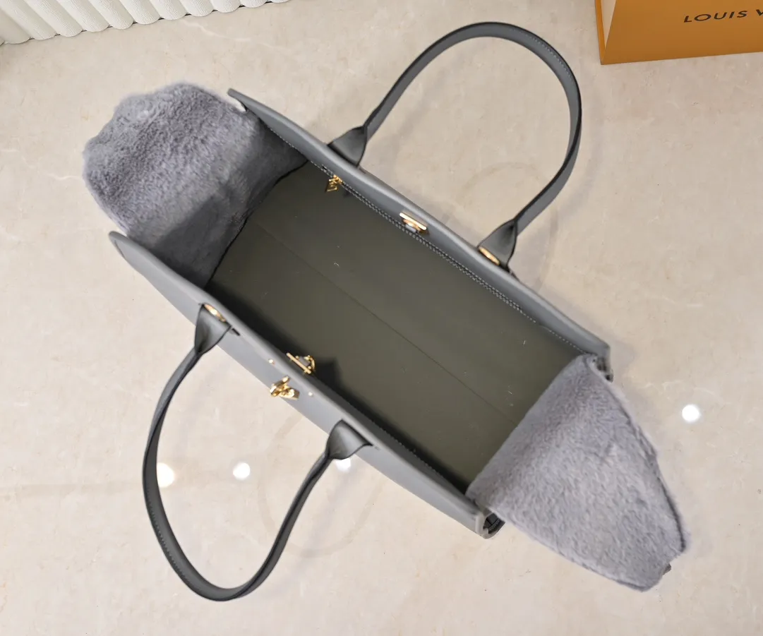 Batch 💰Small 380 💰Large 200 Furry M12005 M12556 M12337 This large City Steamer handbag draws inspiration from the design of luggage built for cruise ships in 1901, making its eye-catching appearance at the 2024 autumn and winter ready-to-wear show. Grained Millesime leather and shearling leather trims add seasonal flair, an embossed padlock and hot-stamped LV Circle logo add a modern twist, and a removable Monogram storage bag makes it easy to store valuables. Size: large size 35x42x21cm, small size 30x36x17