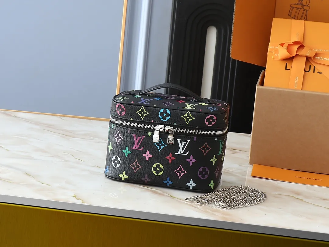 💰300💰Upgraded original version M13747 M44495 M42265 M44936 M42263 lv Murakami Nice mini Nano cosmetic bag with Monogram print and 33 colorful colors. In 2025, Murakami and LV jointly launched the white and black tricolor twelve pieces, which are very popular around the world and are loved by celebrities and celebrities. Dimensions: 20x13.5x12.0 (length x height x width)