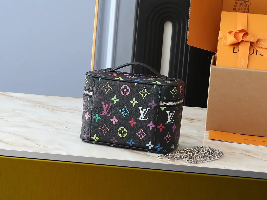 💰300💰Upgraded original version M13747 M44495 M42265 M44936 M42263 lv Murakami Nice mini Nano cosmetic bag with Monogram print and 33 colorful colors. In 2025, Murakami and LV jointly launched the white and black tricolor twelve pieces, which are very popular around the world and are loved by celebrities and celebrities. Dimensions: 20x13.5x12.0 (length x height x width)