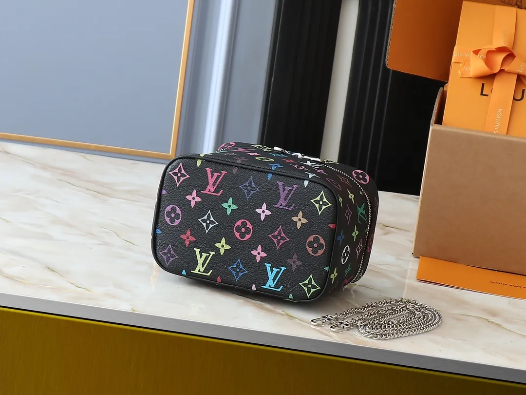 💰300💰Upgraded original version M13747 M44495 M42265 M44936 M42263 lv Murakami Nice mini Nano cosmetic bag with Monogram print and 33 colorful colors. In 2025, Murakami and LV jointly launched the white and black tricolor twelve pieces, which are very popular around the world and are loved by celebrities and celebrities. Dimensions: 20x13.5x12.0 (length x height x width)