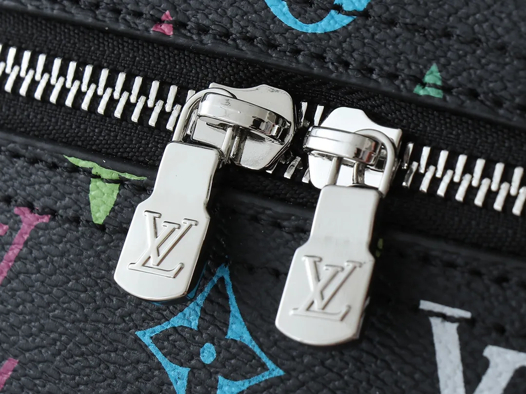 💰300💰Upgraded original version M13747 M44495 M42265 M44936 M42263 lv Murakami Nice mini Nano cosmetic bag with Monogram print and 33 colorful colors. In 2025, Murakami and LV jointly launched the white and black tricolor twelve pieces, which are very popular around the world and are loved by celebrities and celebrities. Dimensions: 20x13.5x12.0 (length x height x width)