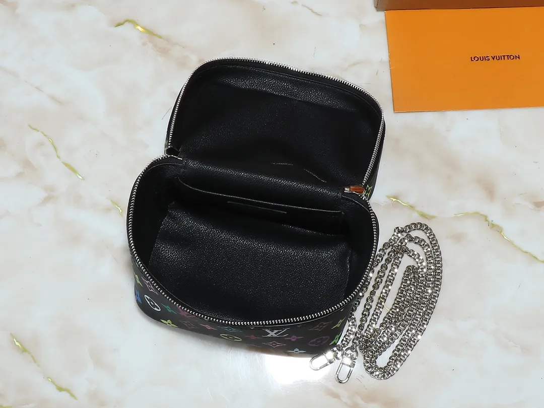 💰300💰Upgraded original version M13747 M44495 M42265 M44936 M42263 lv Murakami Nice mini Nano cosmetic bag with Monogram print and 33 colorful colors. In 2025, Murakami and LV jointly launched the white and black tricolor twelve pieces, which are very popular around the world and are loved by celebrities and celebrities. Dimensions: 20x13.5x12.0 (length x height x width)