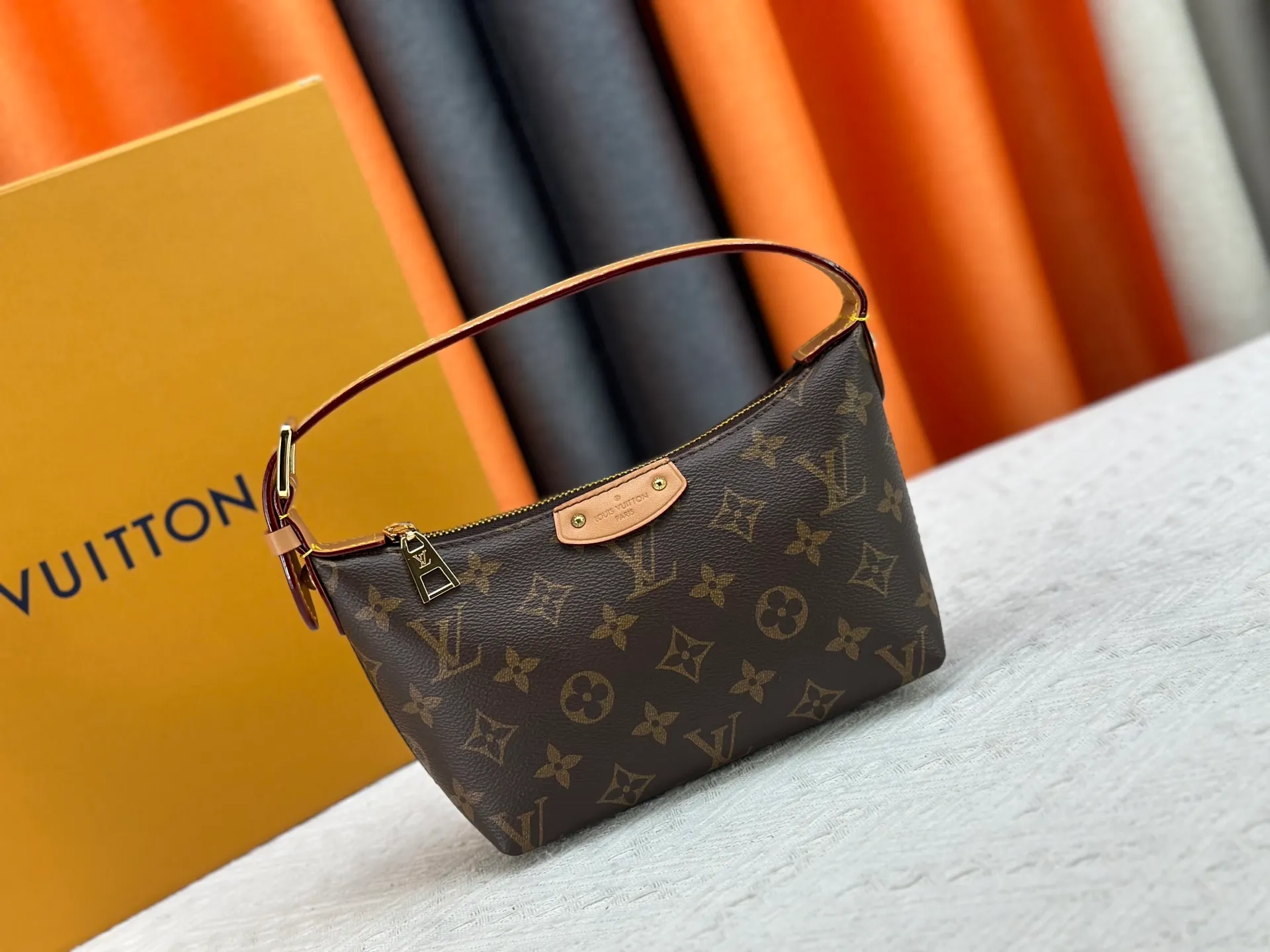 P240 [Official latest model] (Real shot and version matching method) M82949 lv Murakami Takashi co-branded NANOSPEEDY handbag This Nano Speedy handbag combines Monogram canvas and cow leather trim printing, with 33 colorful colors to interpret white, three-color and black three-color. It has been launched in twelve sections and is very popular around the world and is loved by celebrities and celebrities. 20.5 x 6 x 16 cm (length x height x width)