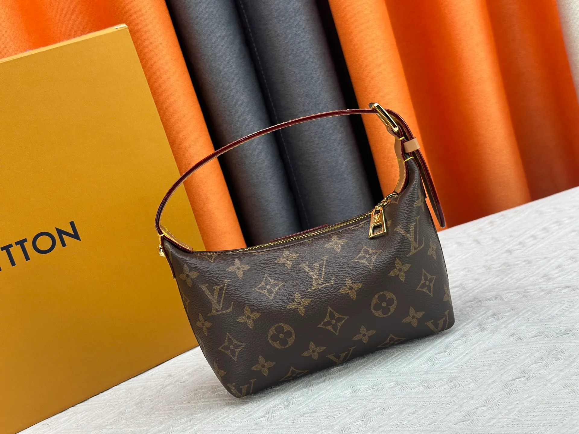 P240 [Official latest model] (Real shot and version matching method) M82949 lv Murakami Takashi co-branded NANOSPEEDY handbag This Nano Speedy handbag combines Monogram canvas and cow leather trim printing, with 33 colorful colors to interpret white, three-color and black three-color. It has been launched in twelve sections and is very popular around the world and is loved by celebrities and celebrities. 20.5 x 6 x 16 cm (length x height x width)