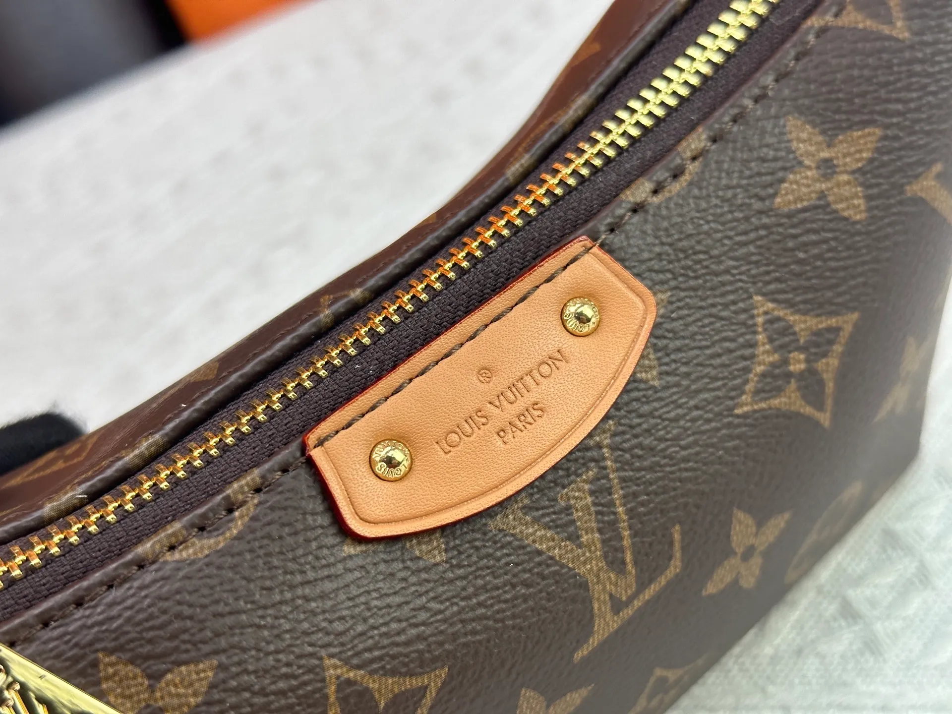 P240 [Official latest model] (Real shot and version matching method) M82949 lv Murakami Takashi co-branded NANOSPEEDY handbag This Nano Speedy handbag combines Monogram canvas and cow leather trim printing, with 33 colorful colors to interpret white, three-color and black three-color. It has been launched in twelve sections and is very popular around the world and is loved by celebrities and celebrities. 20.5 x 6 x 16 cm (length x height x width)
