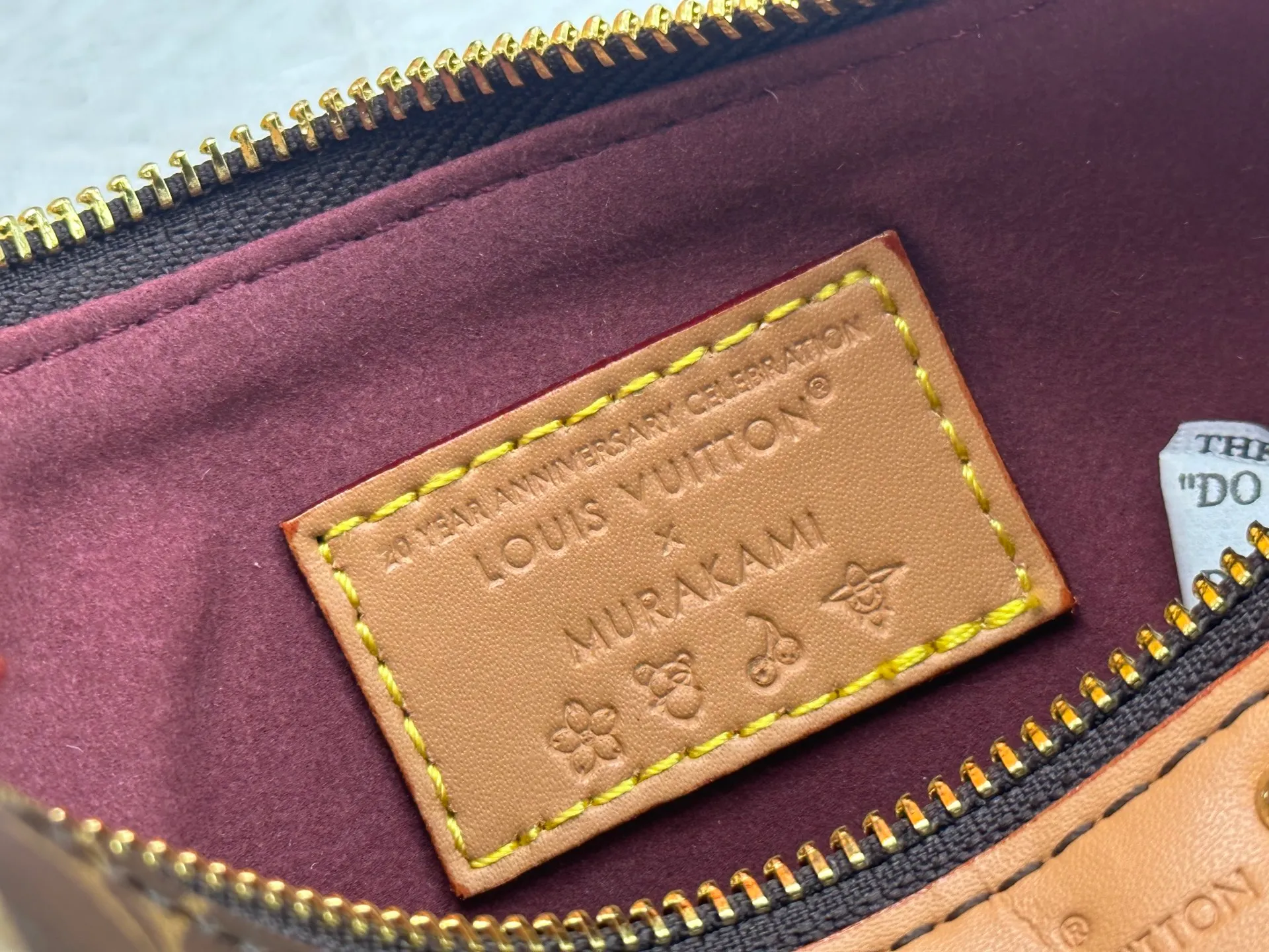 P240 [Official latest model] (Real shot and version matching method) M82949 lv Murakami Takashi co-branded NANOSPEEDY handbag This Nano Speedy handbag combines Monogram canvas and cow leather trim printing, with 33 colorful colors to interpret white, three-color and black three-color. It has been launched in twelve sections and is very popular around the world and is loved by celebrities and celebrities. 20.5 x 6 x 16 cm (length x height x width)