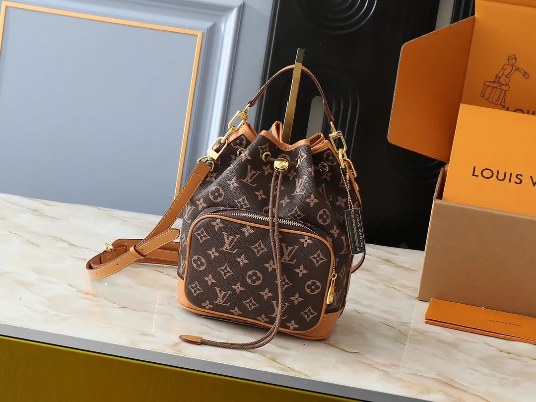 💰Large 130. Small 240💰Upgraded from the original M14199 M14017 Noe Cargo is a compact bucket bag made of glossy cow leather, showing a nylon-like technological luster, and is lined with deep-toned fabric. Metal parts, including the LV letters attached to a ball chain, are the only color-coordinated elements on this monochromatic bag. Roomy front pocket inside. ·Cow leather trim fabric lined with hardware Drawstring and metal closure main compartment LV pendant zipper pull Pearl rivets Louis Vuitton Paris patch ·Zip front pocket Shoulder strap: Removable, adjustable strap Half length: 40.0 cm Small size: 24✘22✘16cm Large size: 28✘22✘16cm (H✘L✘W)