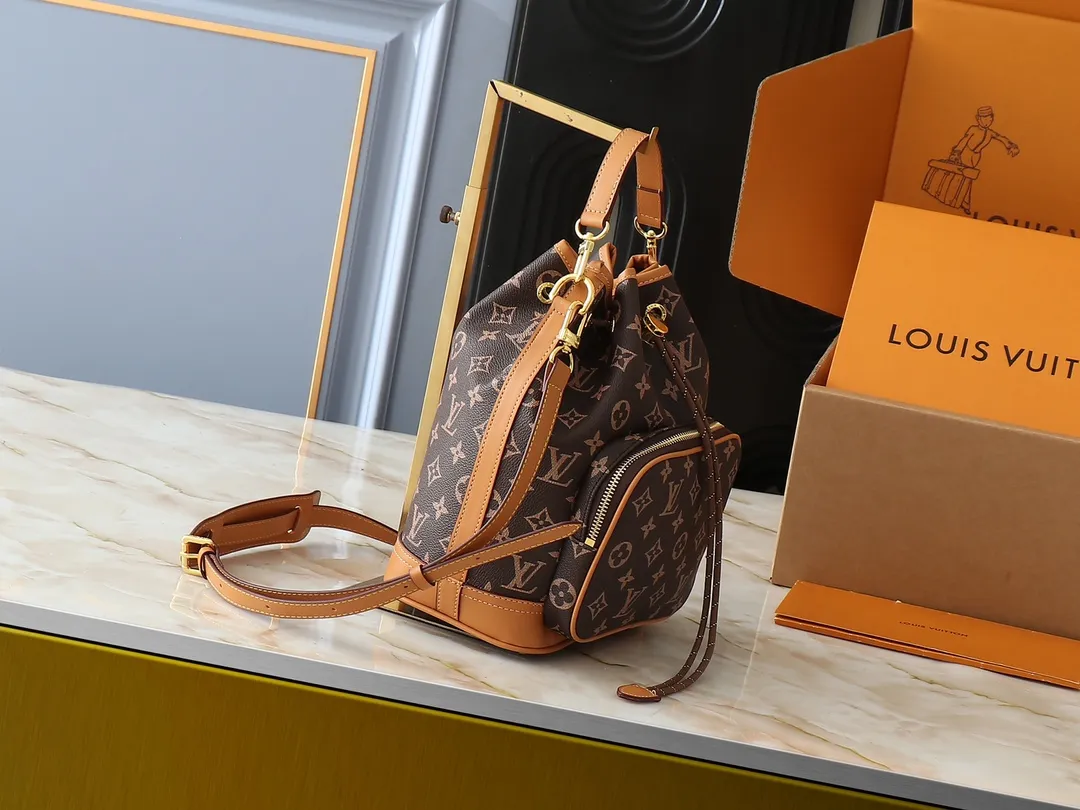💰Large 130. Small 240💰Upgraded from the original M14199 M14017 Noe Cargo is a compact bucket bag made of glossy cow leather, showing a nylon-like technological luster, and is lined with deep-toned fabric. Metal parts, including the LV letters attached to a ball chain, are the only color-coordinated elements on this monochromatic bag. Roomy front pocket inside. ·Cow leather trim fabric lined with hardware Drawstring and metal closure main compartment LV pendant zipper pull Pearl rivets Louis Vuitton Paris patch ·Zip front pocket Shoulder strap: Removable, adjustable strap Half length: 40.0 cm Small size: 24✘22✘16cm Large size: 28✘22✘16cm (H✘L✘W)