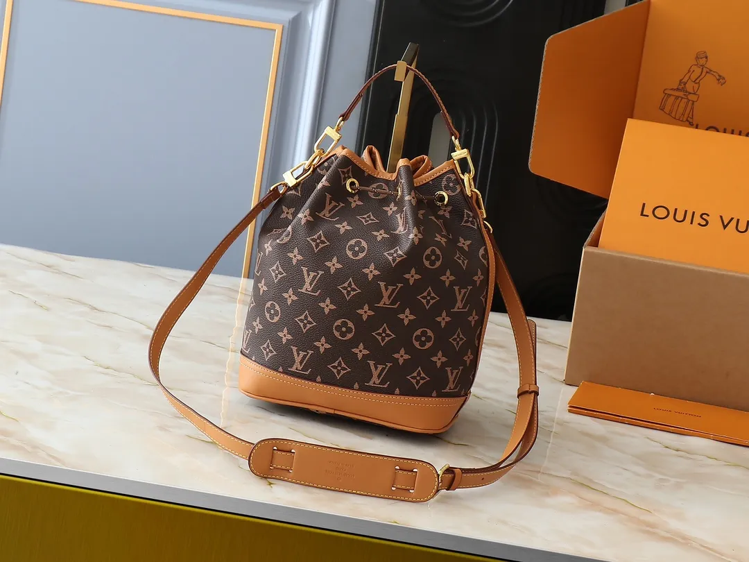 💰Large 130. Small 240💰Upgraded from the original M14199 M14017 Noe Cargo is a compact bucket bag made of glossy cow leather, showing a nylon-like technological luster, and is lined with deep-toned fabric. Metal parts, including the LV letters attached to a ball chain, are the only color-coordinated elements on this monochromatic bag. Roomy front pocket inside. ·Cow leather trim fabric lined with hardware Drawstring and metal closure main compartment LV pendant zipper pull Pearl rivets Louis Vuitton Paris patch ·Zip front pocket Shoulder strap: Removable, adjustable strap Half length: 40.0 cm Small size: 24✘22✘16cm Large size: 28✘22✘16cm (H✘L✘W)