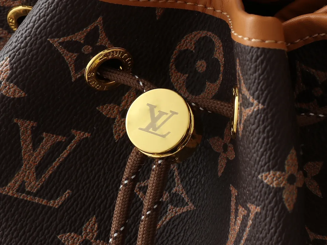 💰Large 130. Small 240💰Upgraded from the original M14199 M14017 Noe Cargo is a compact bucket bag made of glossy cow leather, showing a nylon-like technological luster, and is lined with deep-toned fabric. Metal parts, including the LV letters attached to a ball chain, are the only color-coordinated elements on this monochromatic bag. Roomy front pocket inside. ·Cow leather trim fabric lined with hardware Drawstring and metal closure main compartment LV pendant zipper pull Pearl rivets Louis Vuitton Paris patch ·Zip front pocket Shoulder strap: Removable, adjustable strap Half length: 40.0 cm Small size: 24✘22✘16cm Large size: 28✘22✘16cm (H✘L✘W)