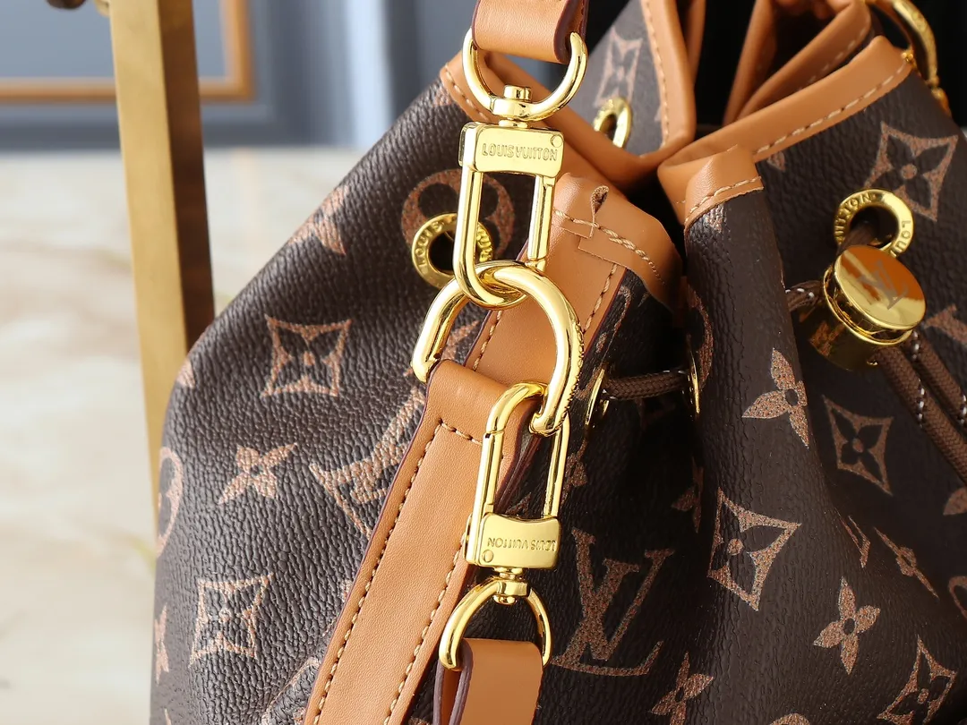 💰Large 130. Small 240💰Upgraded from the original M14199 M14017 Noe Cargo is a compact bucket bag made of glossy cow leather, showing a nylon-like technological luster, and is lined with deep-toned fabric. Metal parts, including the LV letters attached to a ball chain, are the only color-coordinated elements on this monochromatic bag. Roomy front pocket inside. ·Cow leather trim fabric lined with hardware Drawstring and metal closure main compartment LV pendant zipper pull Pearl rivets Louis Vuitton Paris patch ·Zip front pocket Shoulder strap: Removable, adjustable strap Half length: 40.0 cm Small size: 24✘22✘16cm Large size: 28✘22✘16cm (H✘L✘W)