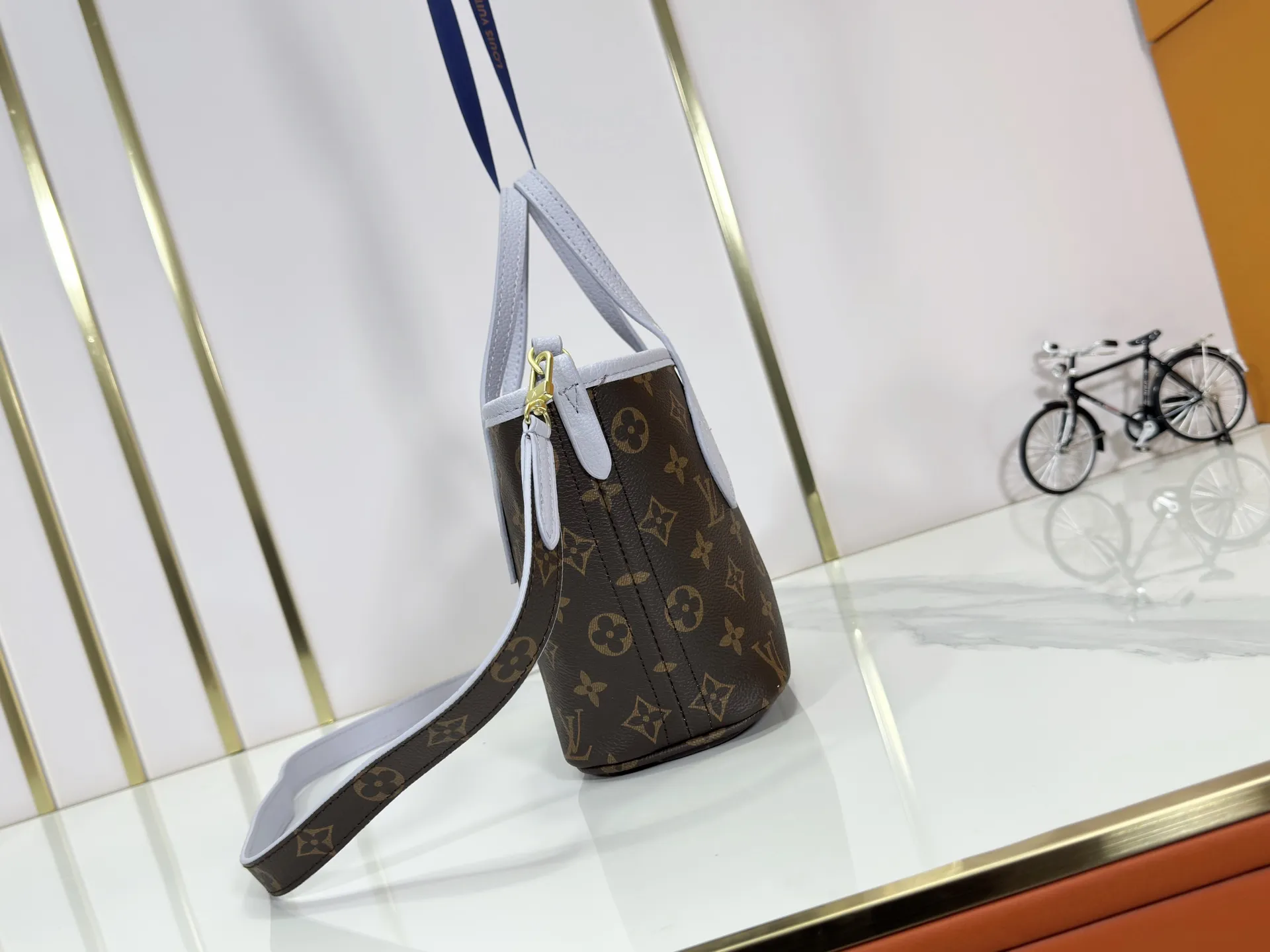 P240 M25656 M12099 Upgraded original Neverfull Bandouliere Inside Out BB handbag is a double-sided version of the classic design this season, with the front and back decorated with iconic Monogram canvas and grained leather. The removable zipper bag can be used alone or hung externally. The detachable shoulder strap makes it easy to wear cross-body, and the dazzling metal hardware adds a sophisticated detail. Dimensions: 26.5 × 16.5 × 11 cm
