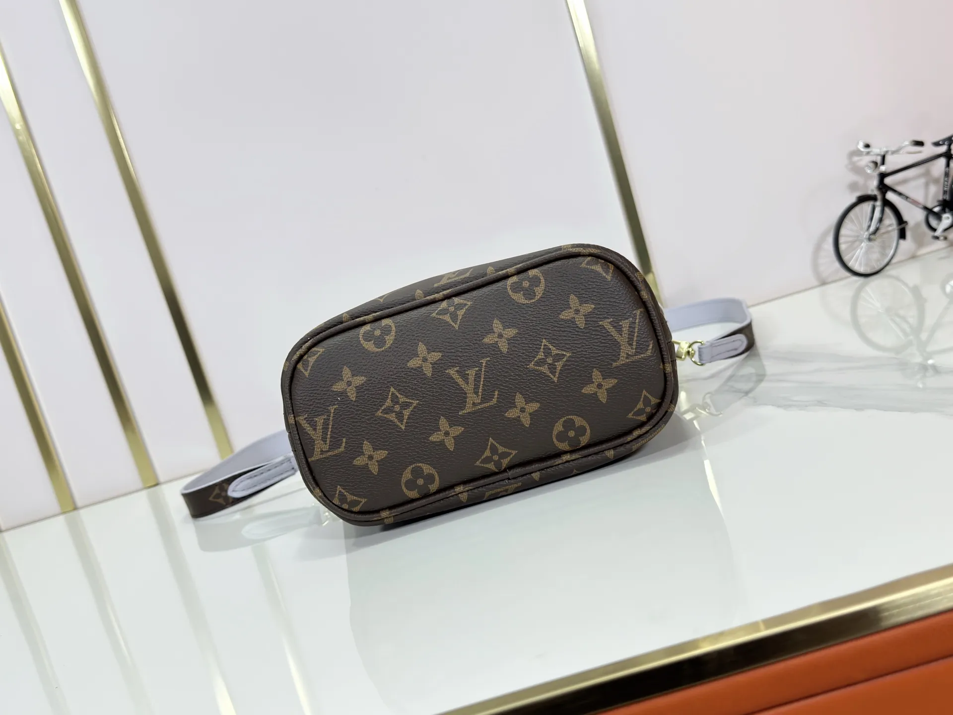 P240 M25656 M12099 Upgraded original Neverfull Bandouliere Inside Out BB handbag is a double-sided version of the classic design this season, with the front and back decorated with iconic Monogram canvas and grained leather. The removable zipper bag can be used alone or hung externally. The detachable shoulder strap makes it easy to wear cross-body, and the dazzling metal hardware adds a sophisticated detail. Dimensions: 26.5 × 16.5 × 11 cm