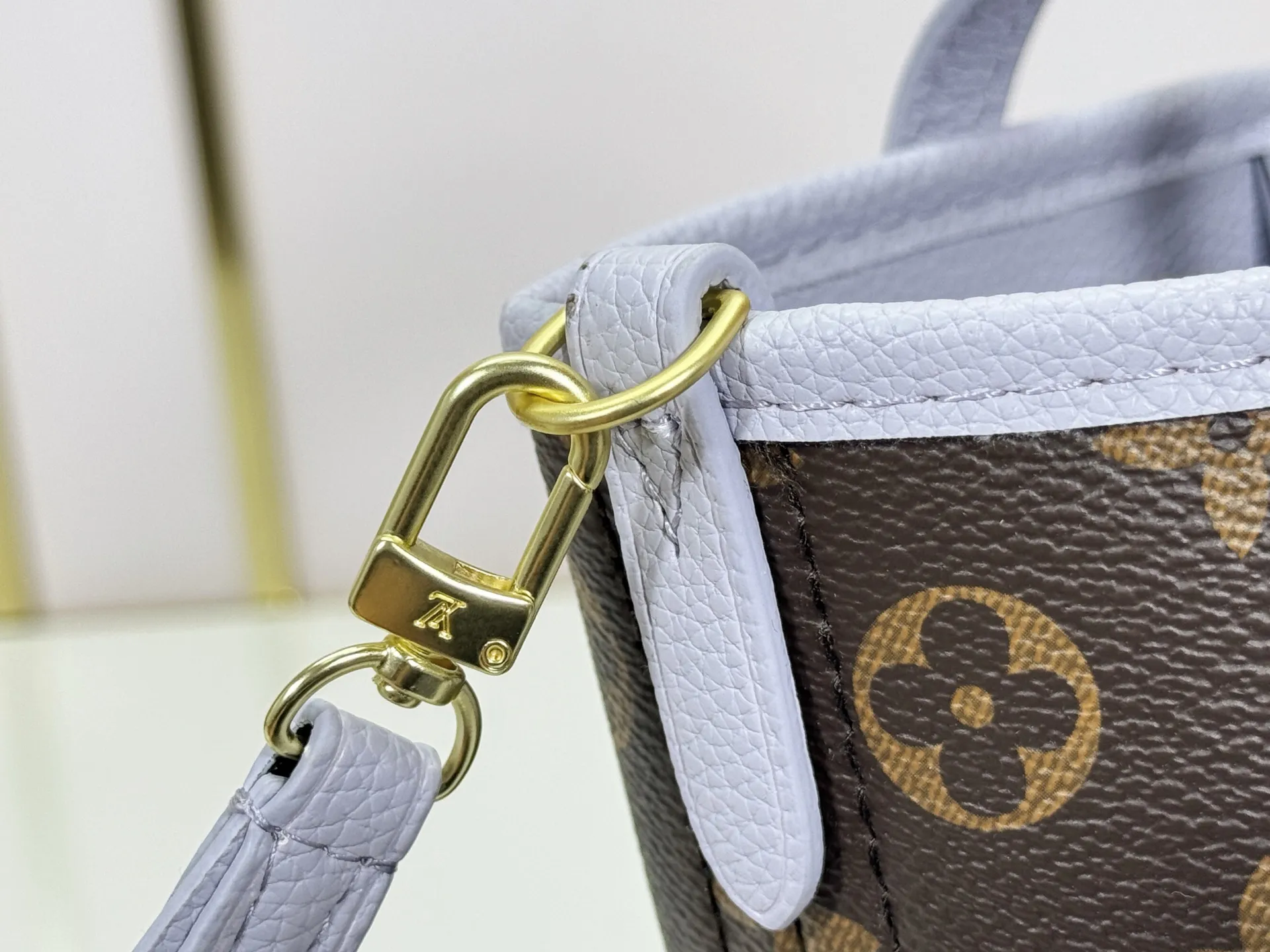 P240 M25656 M12099 Upgraded original Neverfull Bandouliere Inside Out BB handbag is a double-sided version of the classic design this season, with the front and back decorated with iconic Monogram canvas and grained leather. The removable zipper bag can be used alone or hung externally. The detachable shoulder strap makes it easy to wear cross-body, and the dazzling metal hardware adds a sophisticated detail. Dimensions: 26.5 × 16.5 × 11 cm