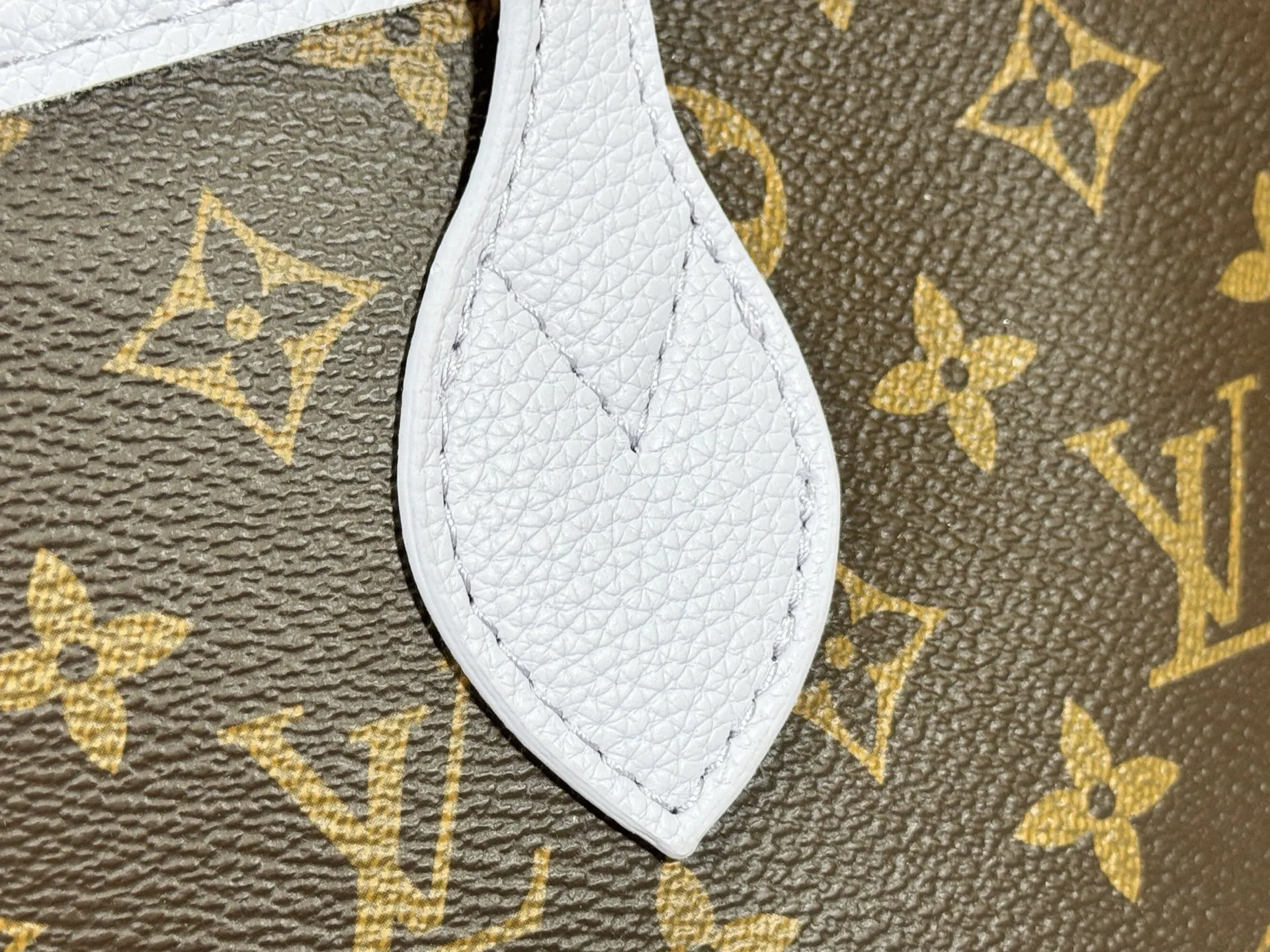 P240 M25656 M12099 Upgraded original Neverfull Bandouliere Inside Out BB handbag is a double-sided version of the classic design this season, with the front and back decorated with iconic Monogram canvas and grained leather. The removable zipper bag can be used alone or hung externally. The detachable shoulder strap makes it easy to wear cross-body, and the dazzling metal hardware adds a sophisticated detail. Dimensions: 26.5 × 16.5 × 11 cm