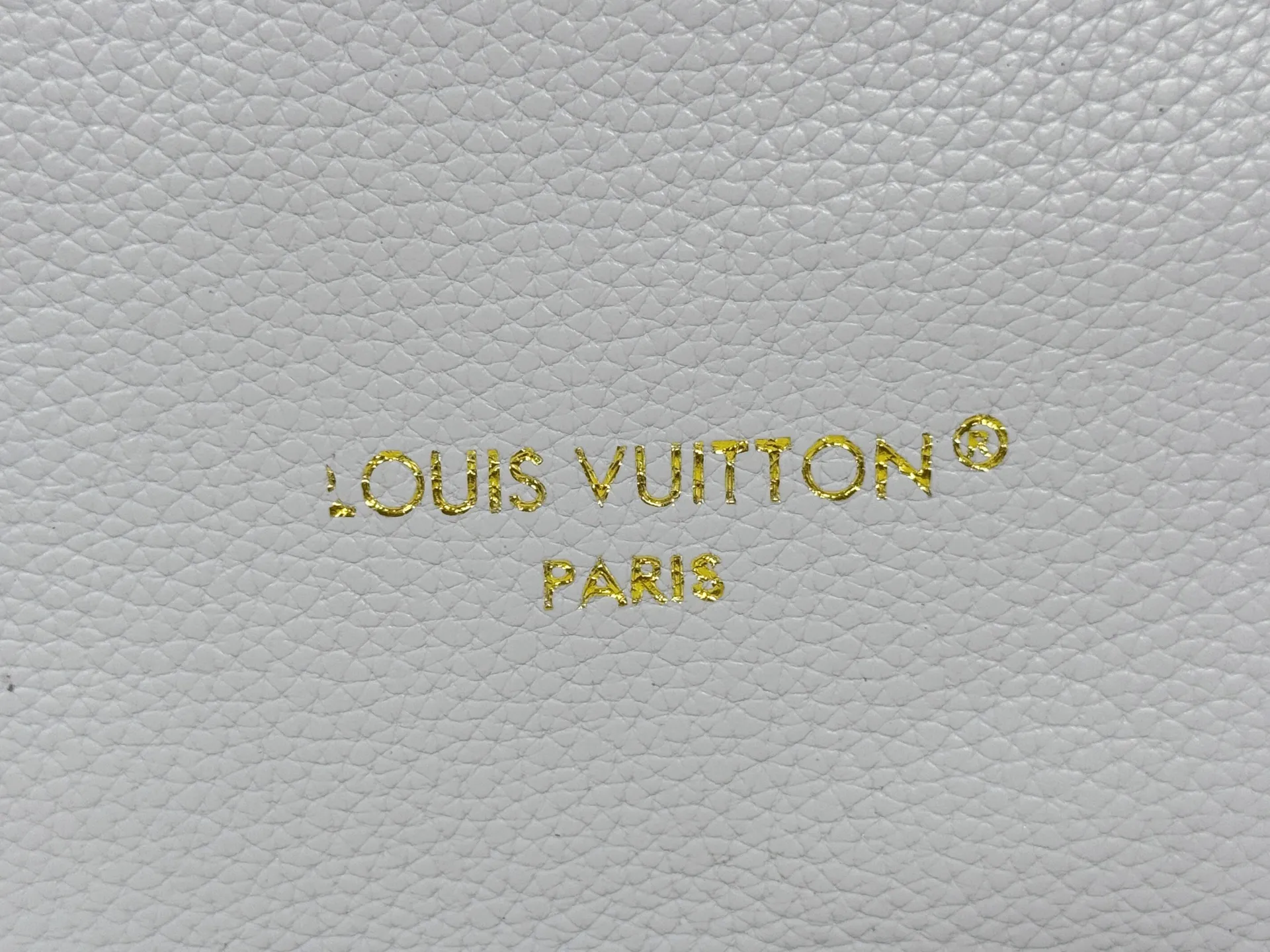P240 M25656 M12099 Upgraded original Neverfull Bandouliere Inside Out BB handbag is a double-sided version of the classic design this season, with the front and back decorated with iconic Monogram canvas and grained leather. The removable zipper bag can be used alone or hung externally. The detachable shoulder strap makes it easy to wear cross-body, and the dazzling metal hardware adds a sophisticated detail. Dimensions: 26.5 × 16.5 × 11 cm