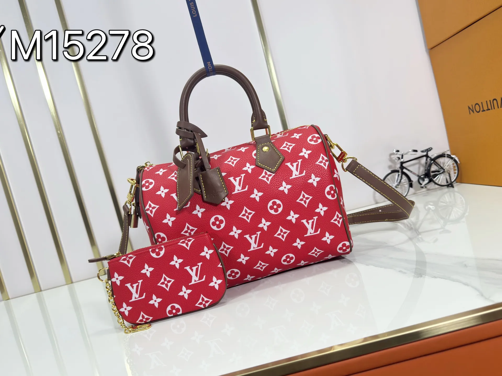 P280 Upgraded original M15278 M24441 M24424 This Speedy Bandoulière 25 Monogram Leather handbag is made of soft cow leather and uses Monogram patterns to reproduce the elegant look and feel of canvas printing. Dazzling metal hardware, sheepskin lining and nameplate all reflect Creative Director Pharrell Williams' relentless attention to detail. 25 x 15 x 15 cm (length x height x width)