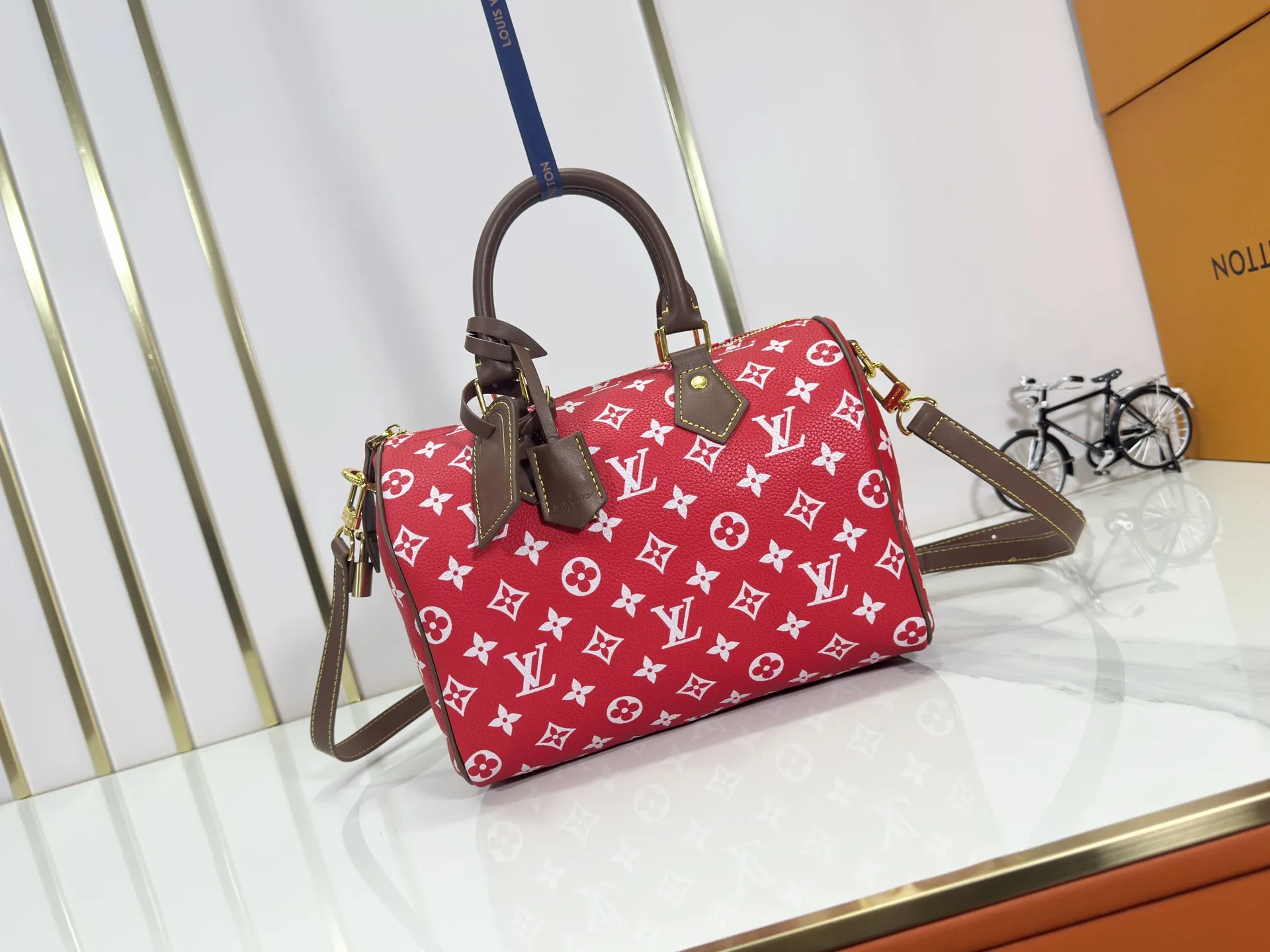 P280 Upgraded original M15278 M24441 M24424 This Speedy Bandoulière 25 Monogram Leather handbag is made of soft cow leather and uses Monogram patterns to reproduce the elegant look and feel of canvas printing. Dazzling metal hardware, sheepskin lining and nameplate all reflect Creative Director Pharrell Williams' relentless attention to detail. 25 x 15 x 15 cm (length x height x width)