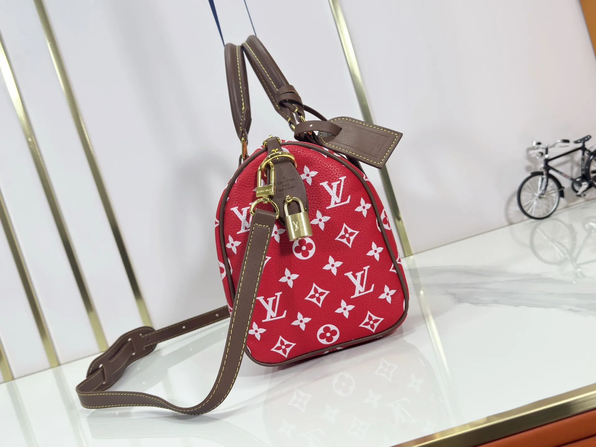 P280 Upgraded original M15278 M24441 M24424 This Speedy Bandoulière 25 Monogram Leather handbag is made of soft cow leather and uses Monogram patterns to reproduce the elegant look and feel of canvas printing. Dazzling metal hardware, sheepskin lining and nameplate all reflect Creative Director Pharrell Williams' relentless attention to detail. 25 x 15 x 15 cm (length x height x width)