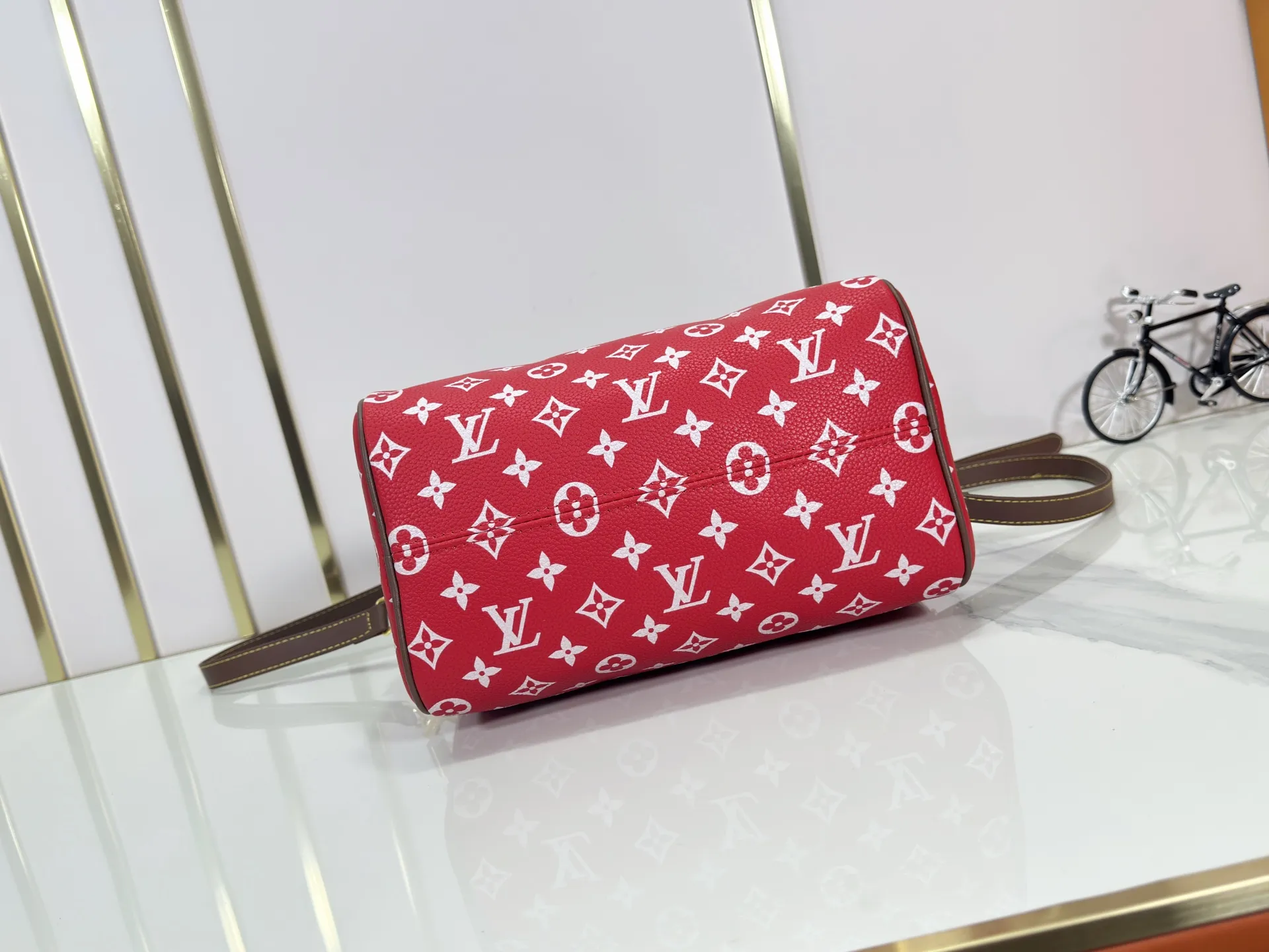 P280 Upgraded original M15278 M24441 M24424 This Speedy Bandoulière 25 Monogram Leather handbag is made of soft cow leather and uses Monogram patterns to reproduce the elegant look and feel of canvas printing. Dazzling metal hardware, sheepskin lining and nameplate all reflect Creative Director Pharrell Williams' relentless attention to detail. 25 x 15 x 15 cm (length x height x width)