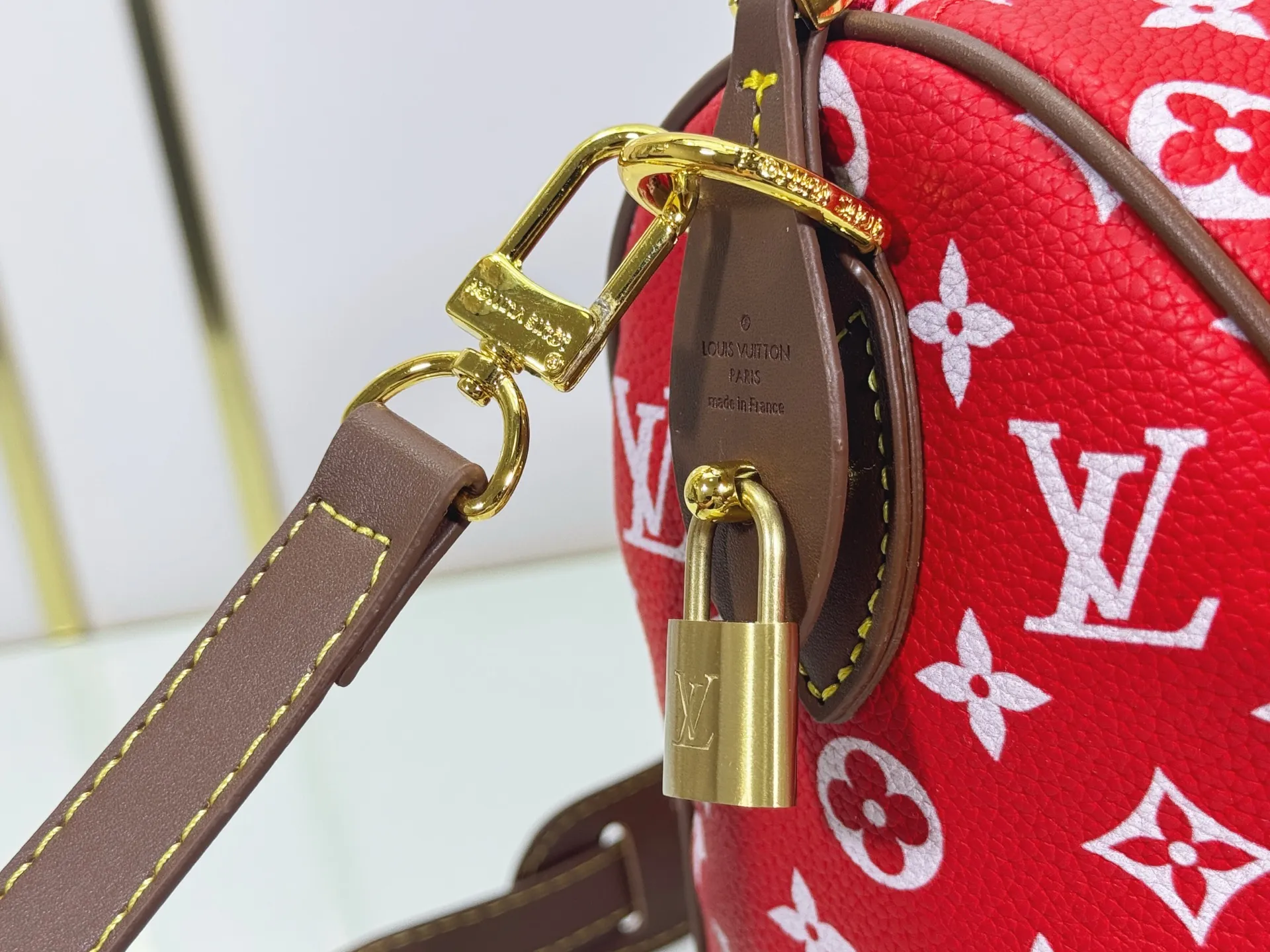 P280 Upgraded original M15278 M24441 M24424 This Speedy Bandoulière 25 Monogram Leather handbag is made of soft cow leather and uses Monogram patterns to reproduce the elegant look and feel of canvas printing. Dazzling metal hardware, sheepskin lining and nameplate all reflect Creative Director Pharrell Williams' relentless attention to detail. 25 x 15 x 15 cm (length x height x width)