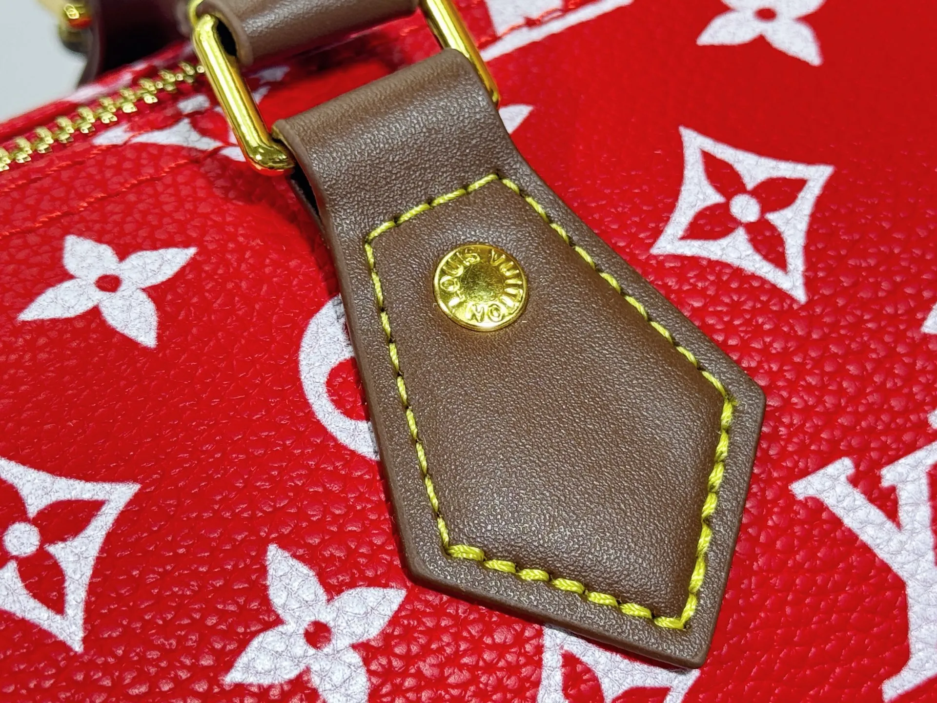 P280 Upgraded original M15278 M24441 M24424 This Speedy Bandoulière 25 Monogram Leather handbag is made of soft cow leather and uses Monogram patterns to reproduce the elegant look and feel of canvas printing. Dazzling metal hardware, sheepskin lining and nameplate all reflect Creative Director Pharrell Williams' relentless attention to detail. 25 x 15 x 15 cm (length x height x width)
