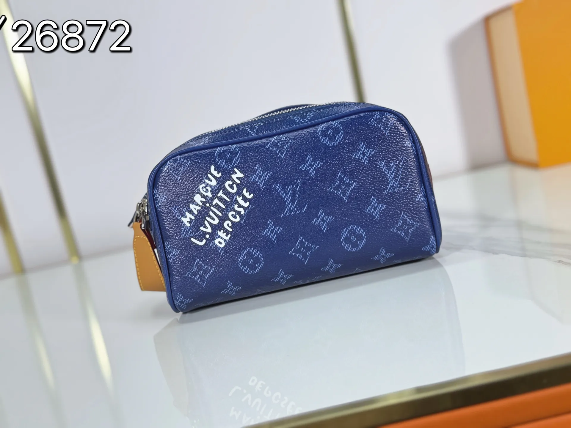 P180 Upgraded original M26872 M27158 M26871 M26870 This Dopp Kit mini toiletry bag is made of brightly colored Monogram Heritage coated canvas with cow leather details. The double-zipper wide-mouth closure makes it easy to access toiletries, and the washable fabric lining adds functionality. Dimensions: 20 x 13 x 12 (cm) ((length x height x width)