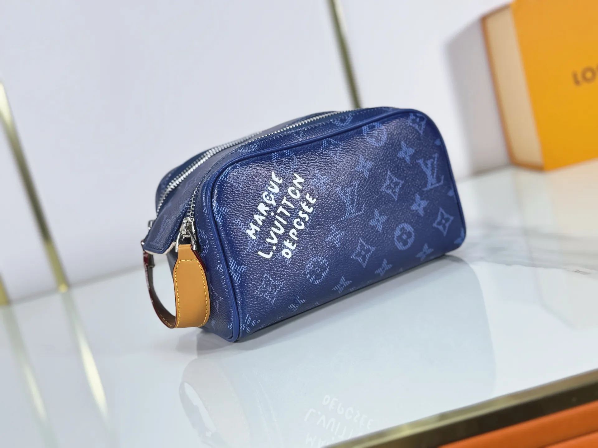 P180 Upgraded original M26872 M27158 M26871 M26870 This Dopp Kit mini toiletry bag is made of brightly colored Monogram Heritage coated canvas with cow leather details. The double-zipper wide-mouth closure makes it easy to access toiletries, and the washable fabric lining adds functionality. Dimensions: 20 x 13 x 12 (cm) ((length x height x width)
