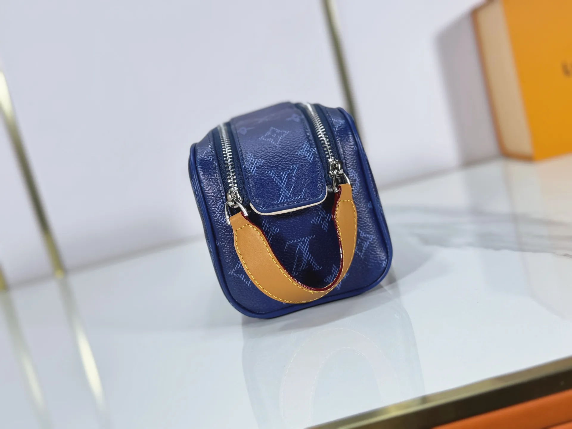 P180 Upgraded original M26872 M27158 M26871 M26870 This Dopp Kit mini toiletry bag is made of brightly colored Monogram Heritage coated canvas with cow leather details. The double-zipper wide-mouth closure makes it easy to access toiletries, and the washable fabric lining adds functionality. Dimensions: 20 x 13 x 12 (cm) ((length x height x width)