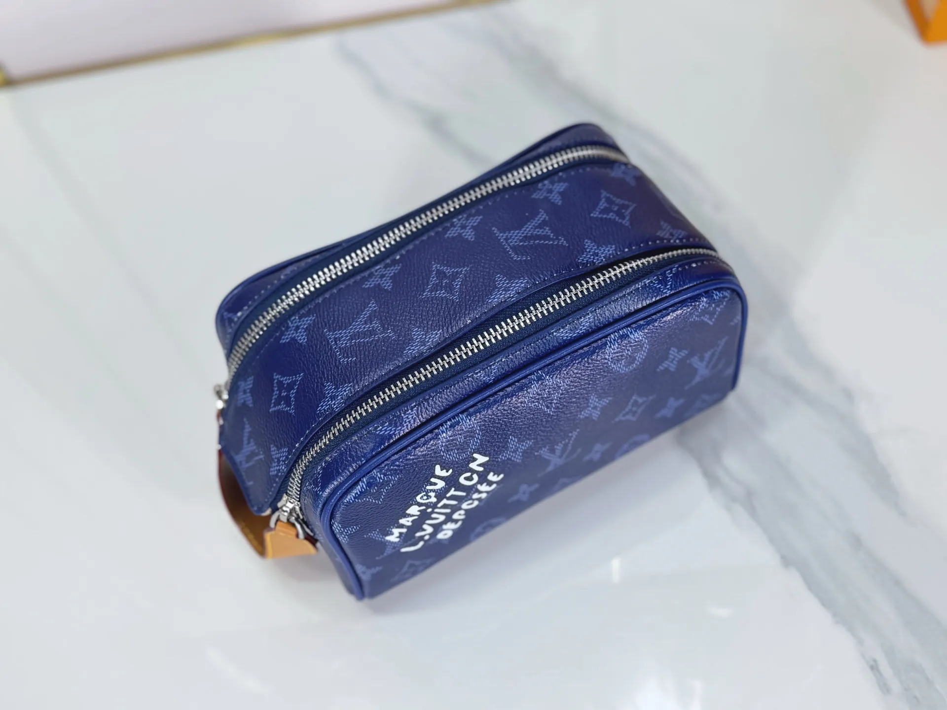P180 Upgraded original M26872 M27158 M26871 M26870 This Dopp Kit mini toiletry bag is made of brightly colored Monogram Heritage coated canvas with cow leather details. The double-zipper wide-mouth closure makes it easy to access toiletries, and the washable fabric lining adds functionality. Dimensions: 20 x 13 x 12 (cm) ((length x height x width)