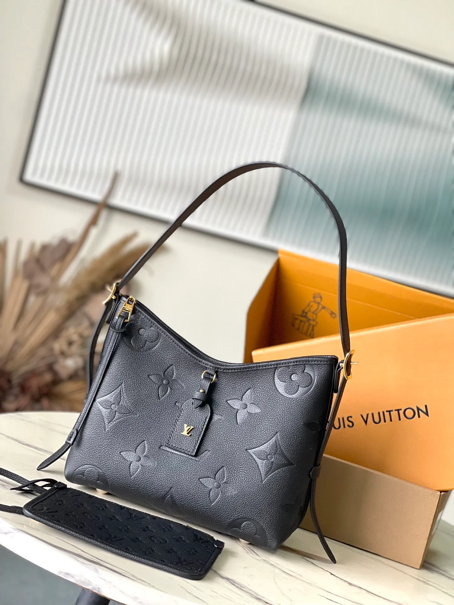 💰1080 (top-grain leather) top-quality original M46288 black CarryAll small handbag is made of Monogram Empreinte embossed leather. It has a generous structure and a neat inner layer. The large inner bag adds functional elements. Comes with a Monogram embossed zipper clutch secured by a leather strap. A personal companion for urban life. Dimensions 29 x 24 x 12 cm (length x height x width)