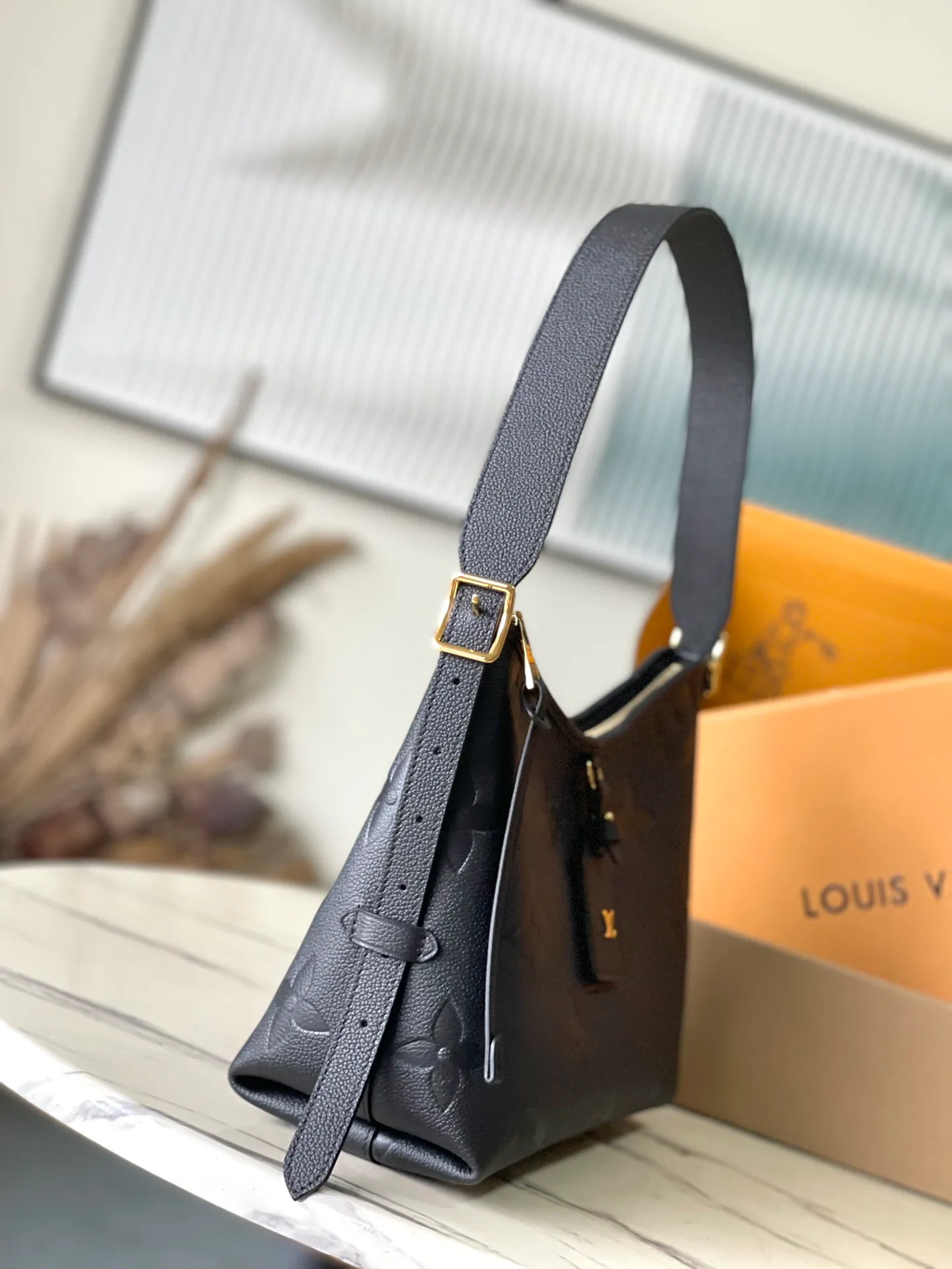 💰1080 (top-grain leather) top-quality original M46288 black CarryAll small handbag is made of Monogram Empreinte embossed leather. It has a generous structure and a neat inner layer. The large inner bag adds functional elements. Comes with a Monogram embossed zipper clutch secured by a leather strap. A personal companion for urban life. Dimensions 29 x 24 x 12 cm (length x height x width)