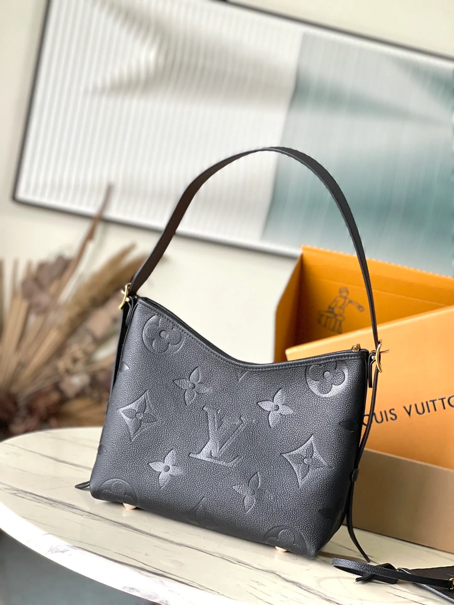 💰1080 (top-grain leather) top-quality original M46288 black CarryAll small handbag is made of Monogram Empreinte embossed leather. It has a generous structure and a neat inner layer. The large inner bag adds functional elements. Comes with a Monogram embossed zipper clutch secured by a leather strap. A personal companion for urban life. Dimensions 29 x 24 x 12 cm (length x height x width)