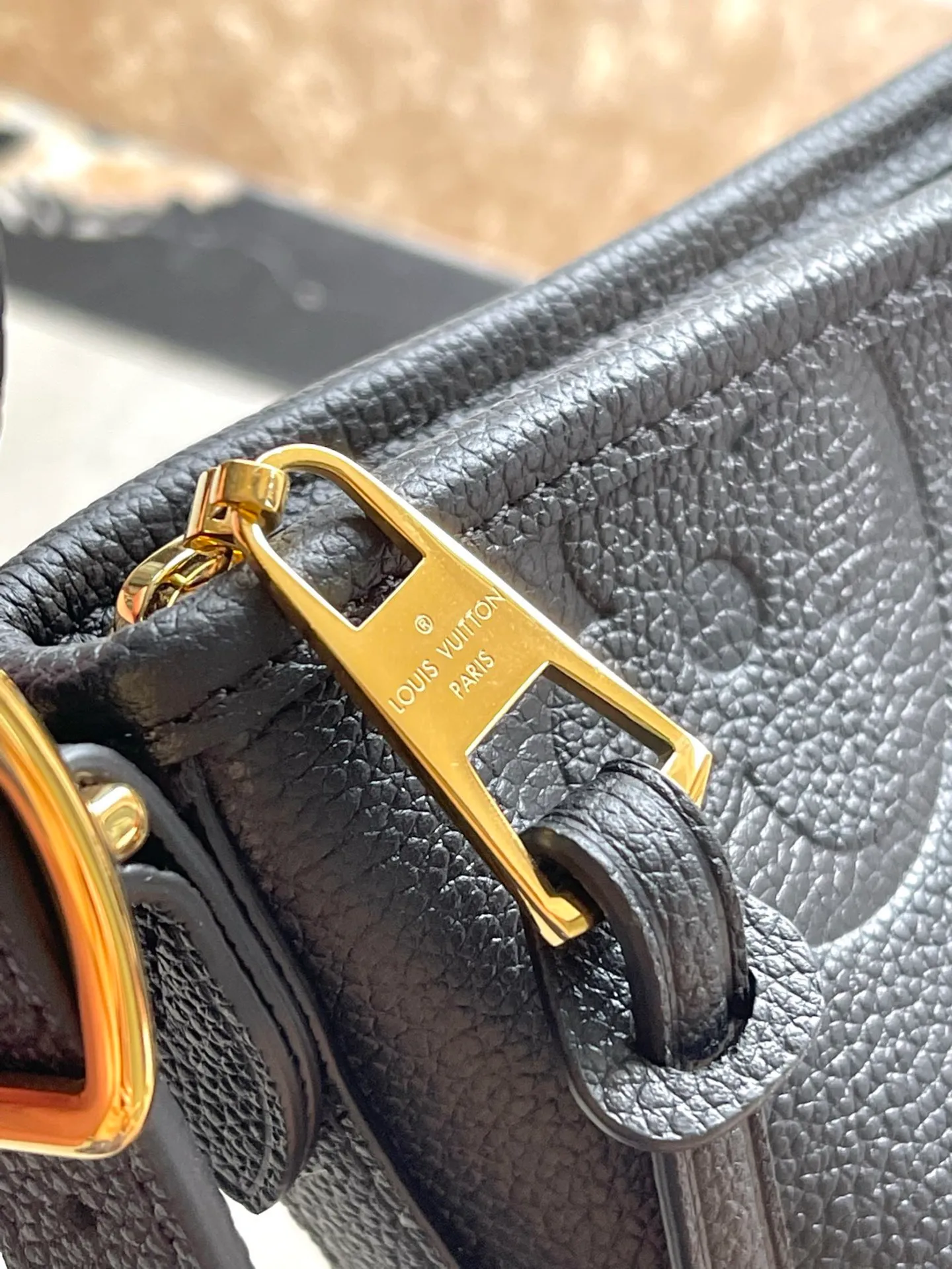 💰1080 (top-grain leather) top-quality original M46288 black CarryAll small handbag is made of Monogram Empreinte embossed leather. It has a generous structure and a neat inner layer. The large inner bag adds functional elements. Comes with a Monogram embossed zipper clutch secured by a leather strap. A personal companion for urban life. Dimensions 29 x 24 x 12 cm (length x height x width)