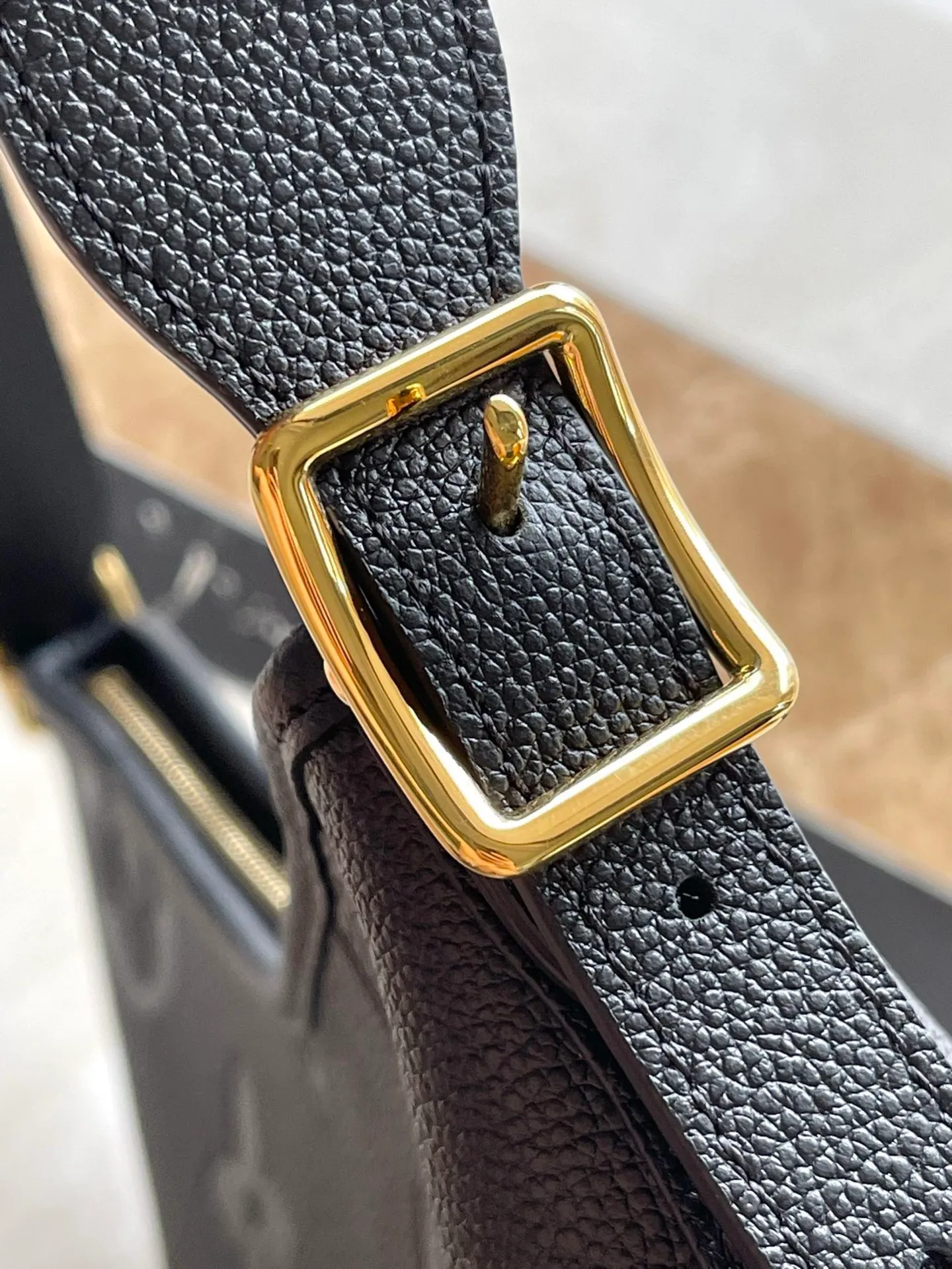💰1080 (top-grain leather) top-quality original M46288 black CarryAll small handbag is made of Monogram Empreinte embossed leather. It has a generous structure and a neat inner layer. The large inner bag adds functional elements. Comes with a Monogram embossed zipper clutch secured by a leather strap. A personal companion for urban life. Dimensions 29 x 24 x 12 cm (length x height x width)