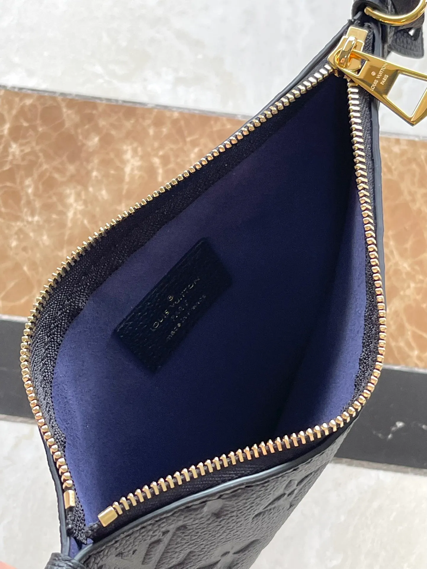 💰1080 (top-grain leather) top-quality original M46288 black CarryAll small handbag is made of Monogram Empreinte embossed leather. It has a generous structure and a neat inner layer. The large inner bag adds functional elements. Comes with a Monogram embossed zipper clutch secured by a leather strap. A personal companion for urban life. Dimensions 29 x 24 x 12 cm (length x height x width)