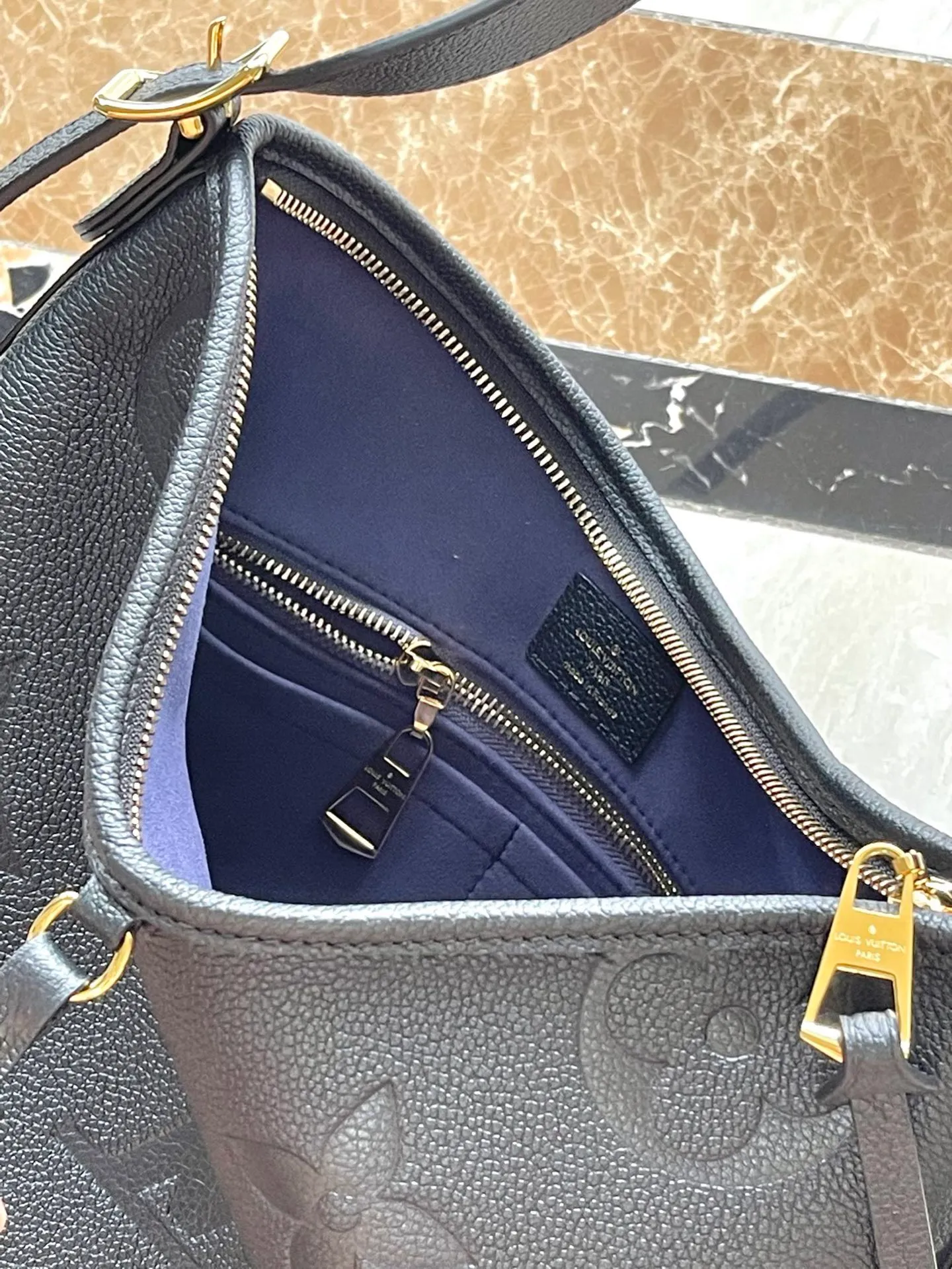 💰1080 (top-grain leather) top-quality original M46288 black CarryAll small handbag is made of Monogram Empreinte embossed leather. It has a generous structure and a neat inner layer. The large inner bag adds functional elements. Comes with a Monogram embossed zipper clutch secured by a leather strap. A personal companion for urban life. Dimensions 29 x 24 x 12 cm (length x height x width)
