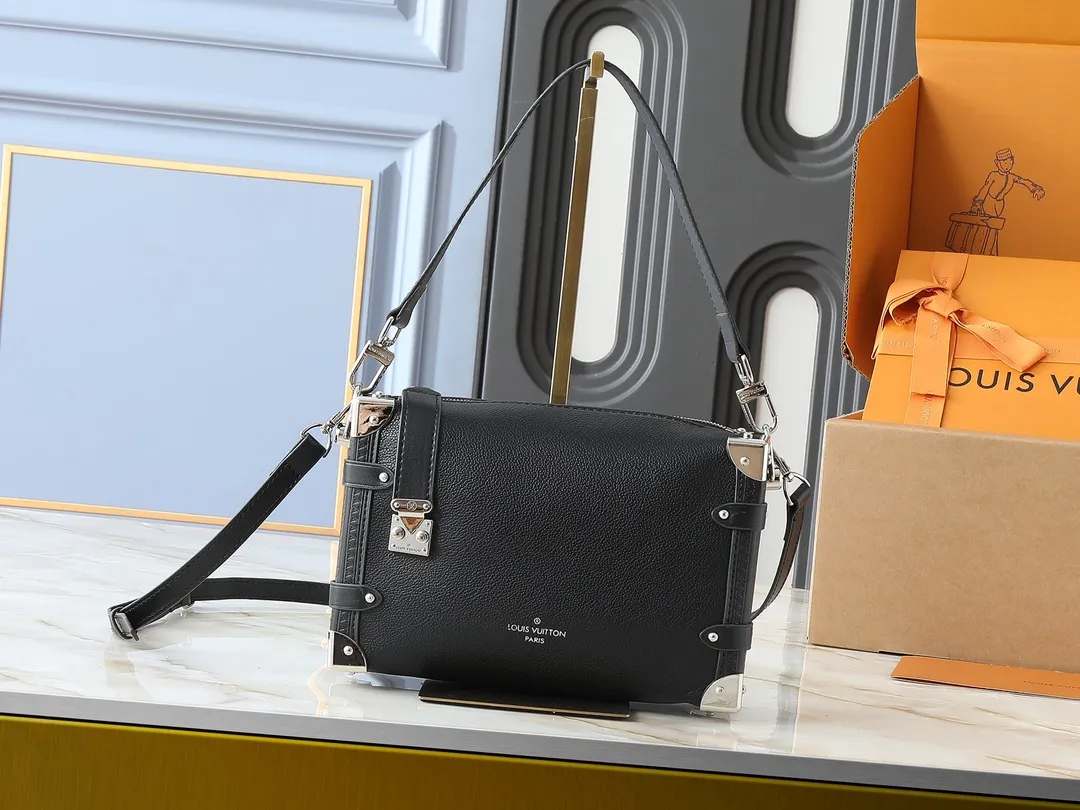 💰280💰Upgraded from the original M46358 M25160. Nicolas Ghesquière repeatedly explored Louis Vuitton’s trunk-making heritage to create this Side Trunk medium handbag. Monogram canvas is combined with leather trim, and the leather zipper puller creatively connects to the iconic S-lock, and the reinforced metal corners gather the eye. The wide handles and leather spaghetti strap are removable. Dimensions: 23.5 x 16.0 x 8.5 cm (length x height x width)