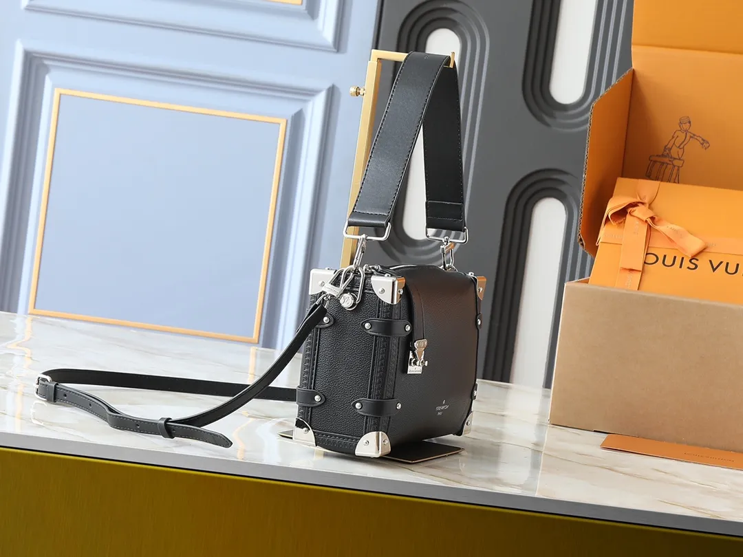 💰280💰Upgraded from the original M46358 M25160. Nicolas Ghesquière repeatedly explored Louis Vuitton’s trunk-making heritage to create this Side Trunk medium handbag. Monogram canvas is combined with leather trim, and the leather zipper puller creatively connects to the iconic S-lock, and the reinforced metal corners gather the eye. The wide handles and leather spaghetti strap are removable. Dimensions: 23.5 x 16.0 x 8.5 cm (length x height x width)