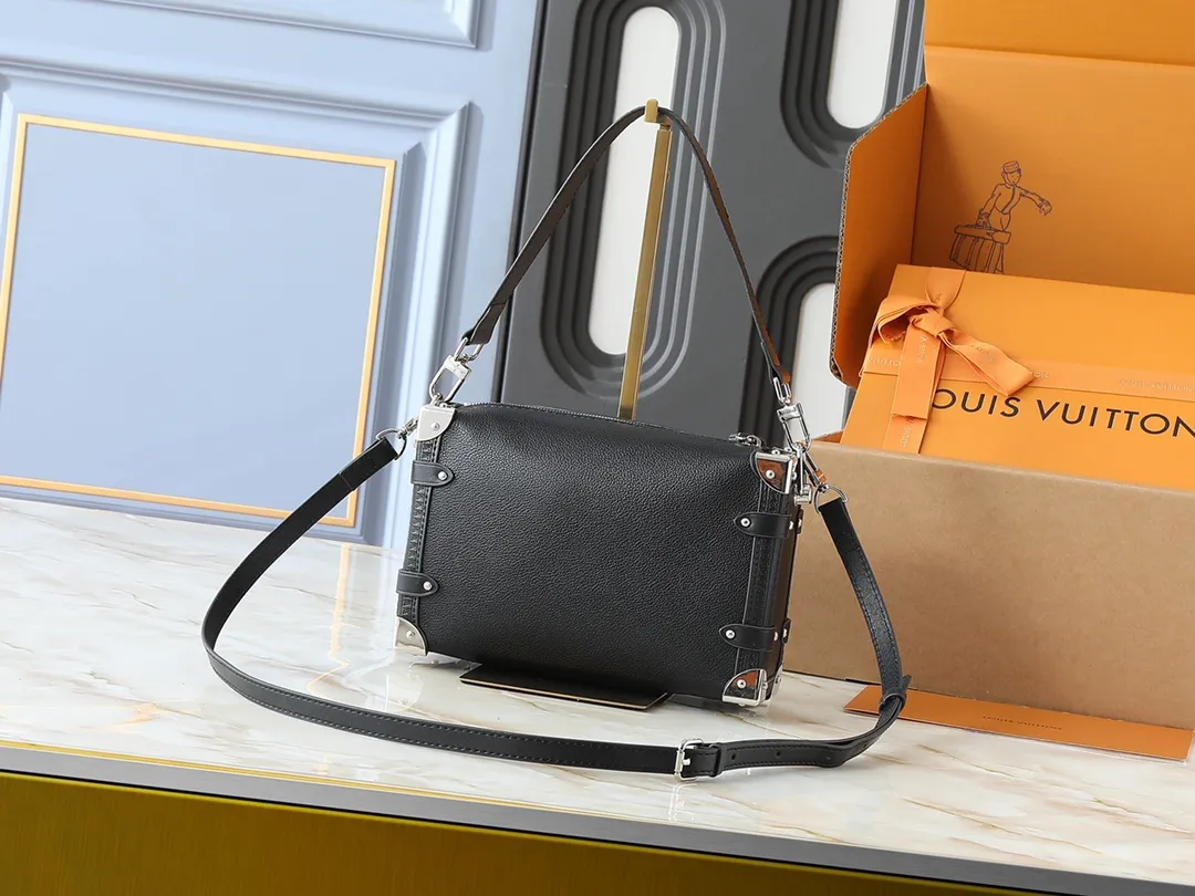 💰280💰Upgraded from the original M46358 M25160. Nicolas Ghesquière repeatedly explored Louis Vuitton’s trunk-making heritage to create this Side Trunk medium handbag. Monogram canvas is combined with leather trim, and the leather zipper puller creatively connects to the iconic S-lock, and the reinforced metal corners gather the eye. The wide handles and leather spaghetti strap are removable. Dimensions: 23.5 x 16.0 x 8.5 cm (length x height x width)