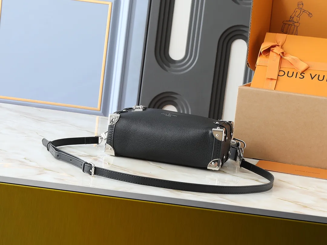 💰280💰Upgraded from the original M46358 M25160. Nicolas Ghesquière repeatedly explored Louis Vuitton’s trunk-making heritage to create this Side Trunk medium handbag. Monogram canvas is combined with leather trim, and the leather zipper puller creatively connects to the iconic S-lock, and the reinforced metal corners gather the eye. The wide handles and leather spaghetti strap are removable. Dimensions: 23.5 x 16.0 x 8.5 cm (length x height x width)