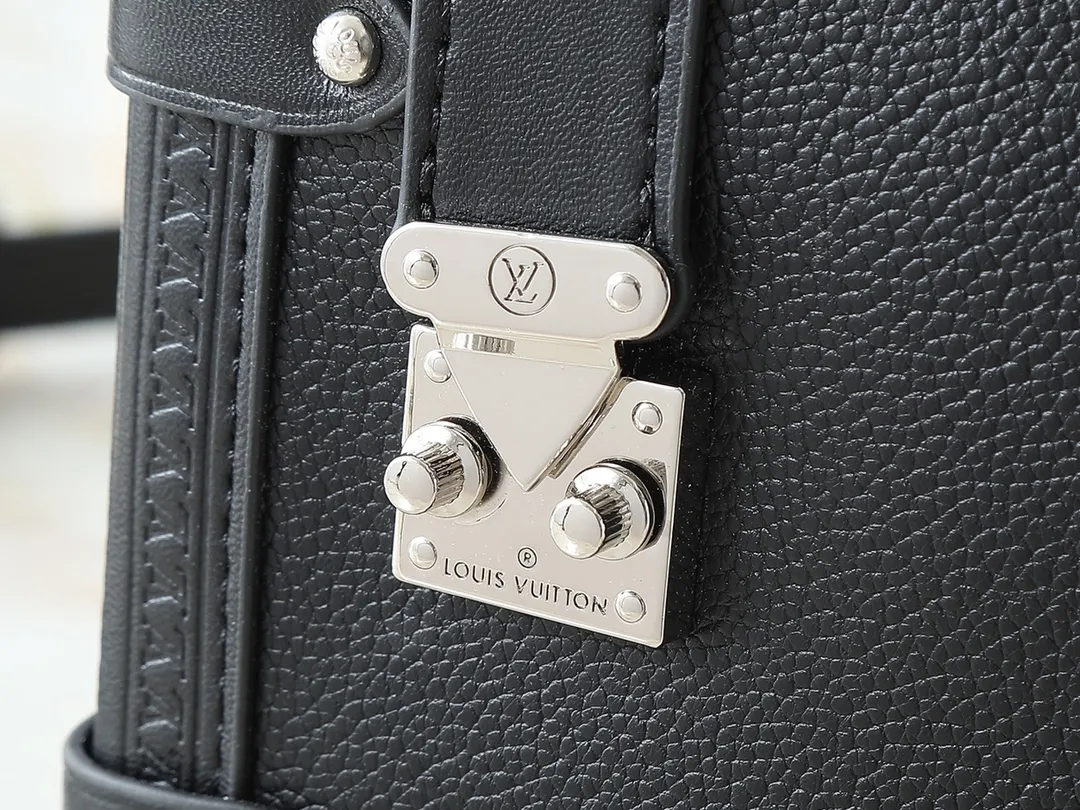 💰280💰Upgraded from the original M46358 M25160. Nicolas Ghesquière repeatedly explored Louis Vuitton’s trunk-making heritage to create this Side Trunk medium handbag. Monogram canvas is combined with leather trim, and the leather zipper puller creatively connects to the iconic S-lock, and the reinforced metal corners gather the eye. The wide handles and leather spaghetti strap are removable. Dimensions: 23.5 x 16.0 x 8.5 cm (length x height x width)
