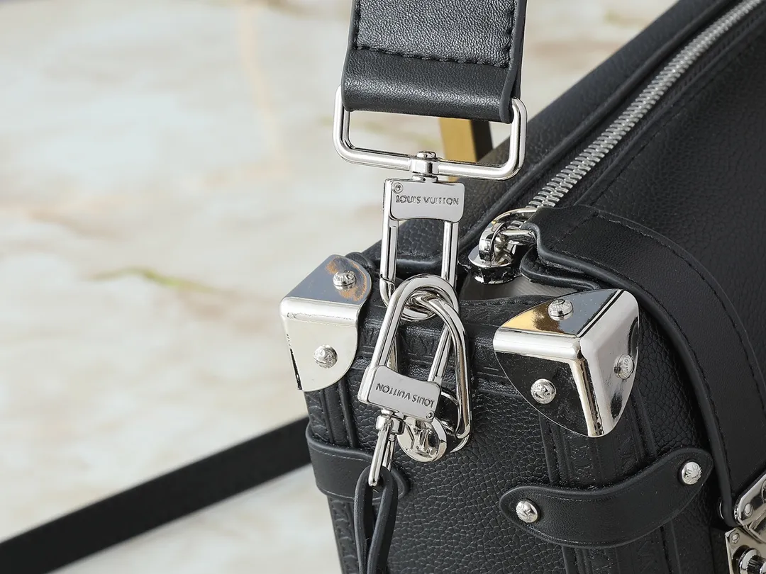 💰280💰Upgraded from the original M46358 M25160. Nicolas Ghesquière repeatedly explored Louis Vuitton’s trunk-making heritage to create this Side Trunk medium handbag. Monogram canvas is combined with leather trim, and the leather zipper puller creatively connects to the iconic S-lock, and the reinforced metal corners gather the eye. The wide handles and leather spaghetti strap are removable. Dimensions: 23.5 x 16.0 x 8.5 cm (length x height x width)