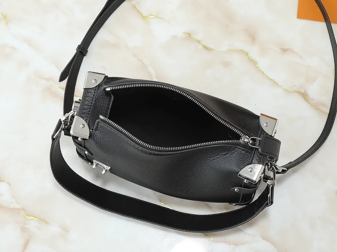 💰280💰Upgraded from the original M46358 M25160. Nicolas Ghesquière repeatedly explored Louis Vuitton’s trunk-making heritage to create this Side Trunk medium handbag. Monogram canvas is combined with leather trim, and the leather zipper puller creatively connects to the iconic S-lock, and the reinforced metal corners gather the eye. The wide handles and leather spaghetti strap are removable. Dimensions: 23.5 x 16.0 x 8.5 cm (length x height x width)