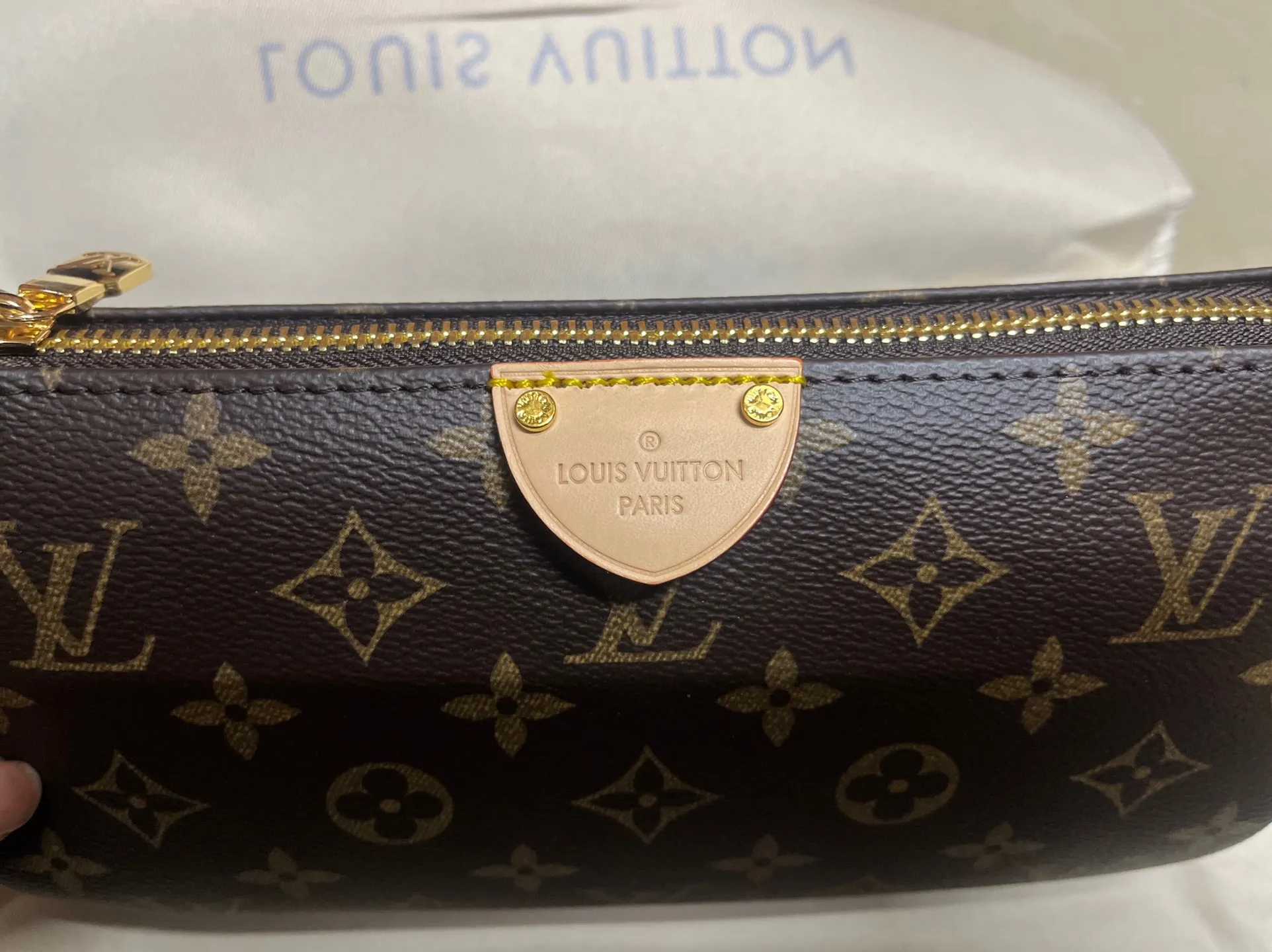 P220💰 Actual shot M12859 This Pochette Tirette handbag is made of Monogram canvas and has an exquisite and soft hanging shape. It made an eye-catching appearance on the Louis Vuitton 2024 spring and summer show. The leather trim on the side echoes the marquise shape of the brand's signature zipper pull. Equipped with a dazzling padlock and a detachable shoulder strap, it can be worn on the shoulder or cross-body at will. 22 x 12 x 5.5 cm (length x height x width)