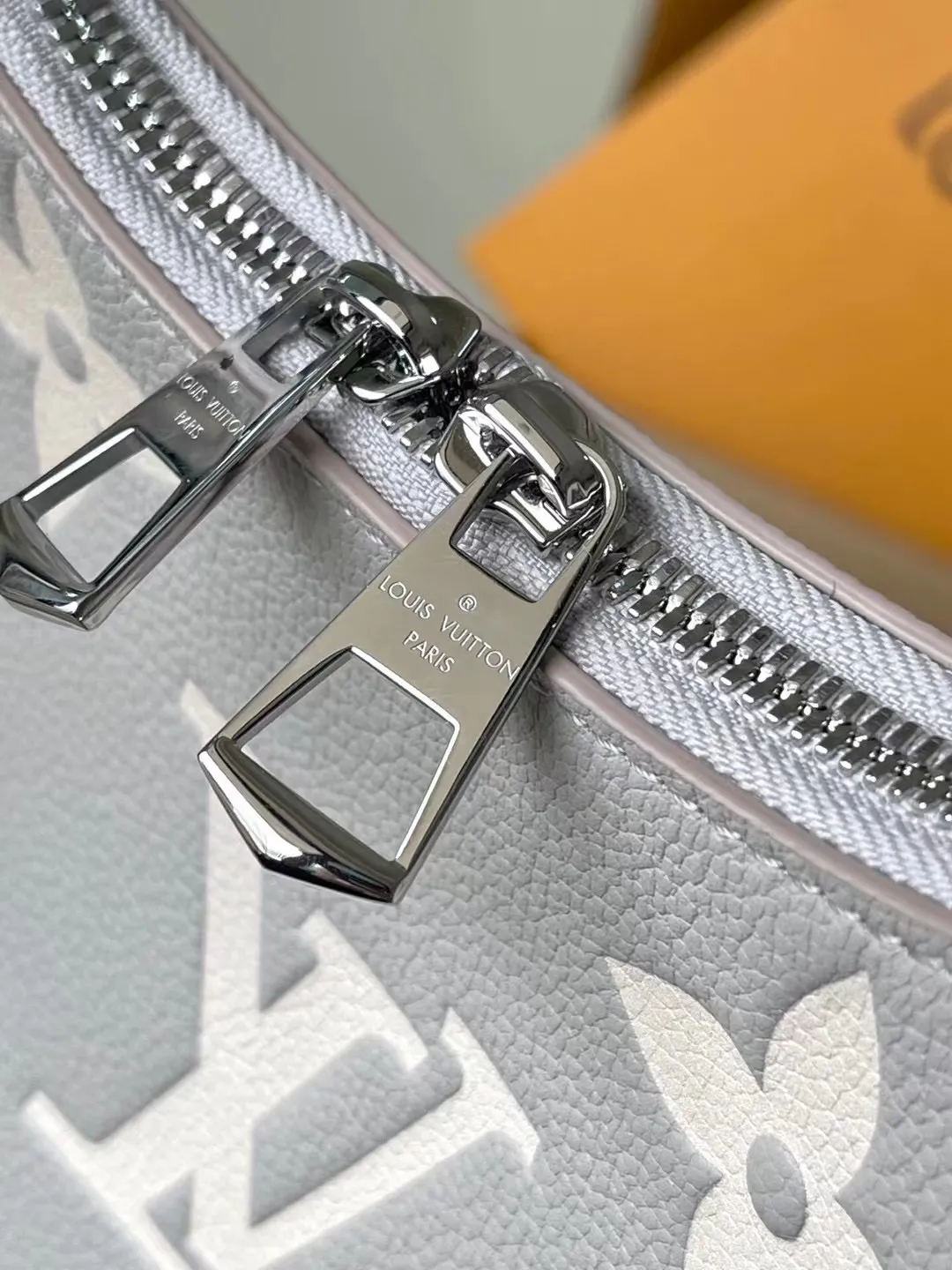 💰1180 (top-grain leather) top original order M14211 This Boulogne handbag is made of Monogram Empreinte leather and has a classic design. It can be carried in a variety of ways to show your personality. The inner patch pocket can easily store a smartphone, and the woven chain is integrated with dazzling metal parts. Dimensions: 29 × 16 × 9.5 cm