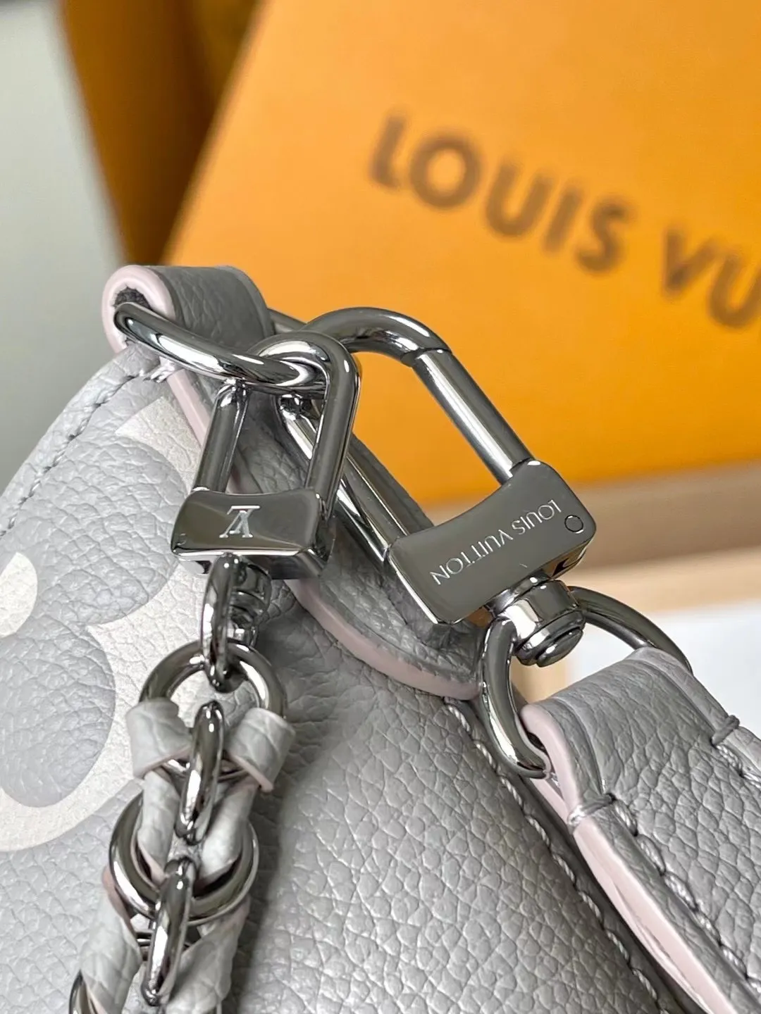 💰1180 (top-grain leather) top original order M14211 This Boulogne handbag is made of Monogram Empreinte leather and has a classic design. It can be carried in a variety of ways to show your personality. The inner patch pocket can easily store a smartphone, and the woven chain is integrated with dazzling metal parts. Dimensions: 29 × 16 × 9.5 cm