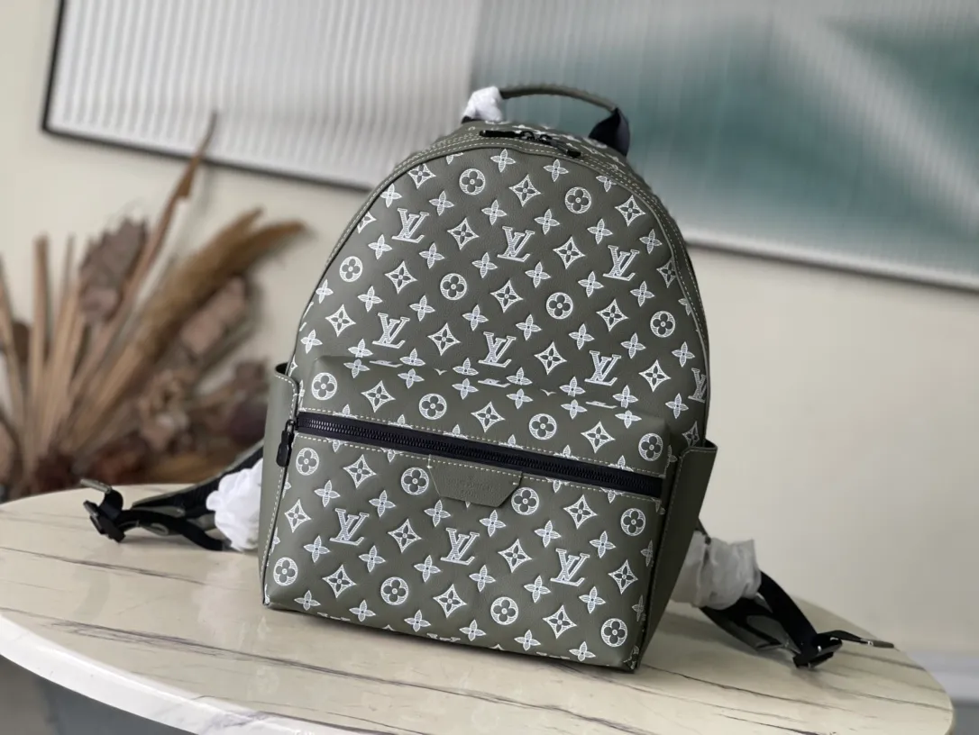 💰1280 (top-grain leather) top-quality original M12463 This Discovery small backpack is made of Monogram Shadow embossed cow leather, injecting fresh outdoor style into the classic design. Its sleek shape features multiple internal and external pockets, making it ideal for everyday travel. Dimensions: 29 × 38 × 20 cm